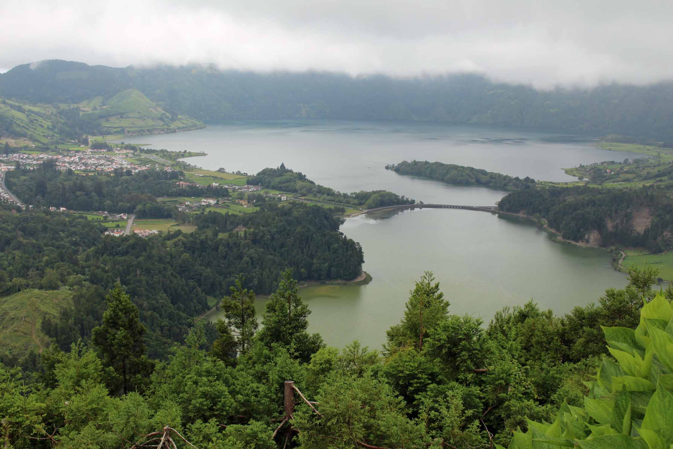 Une vue du lago Verde et du lago Azul, île de São Miguel, Açores