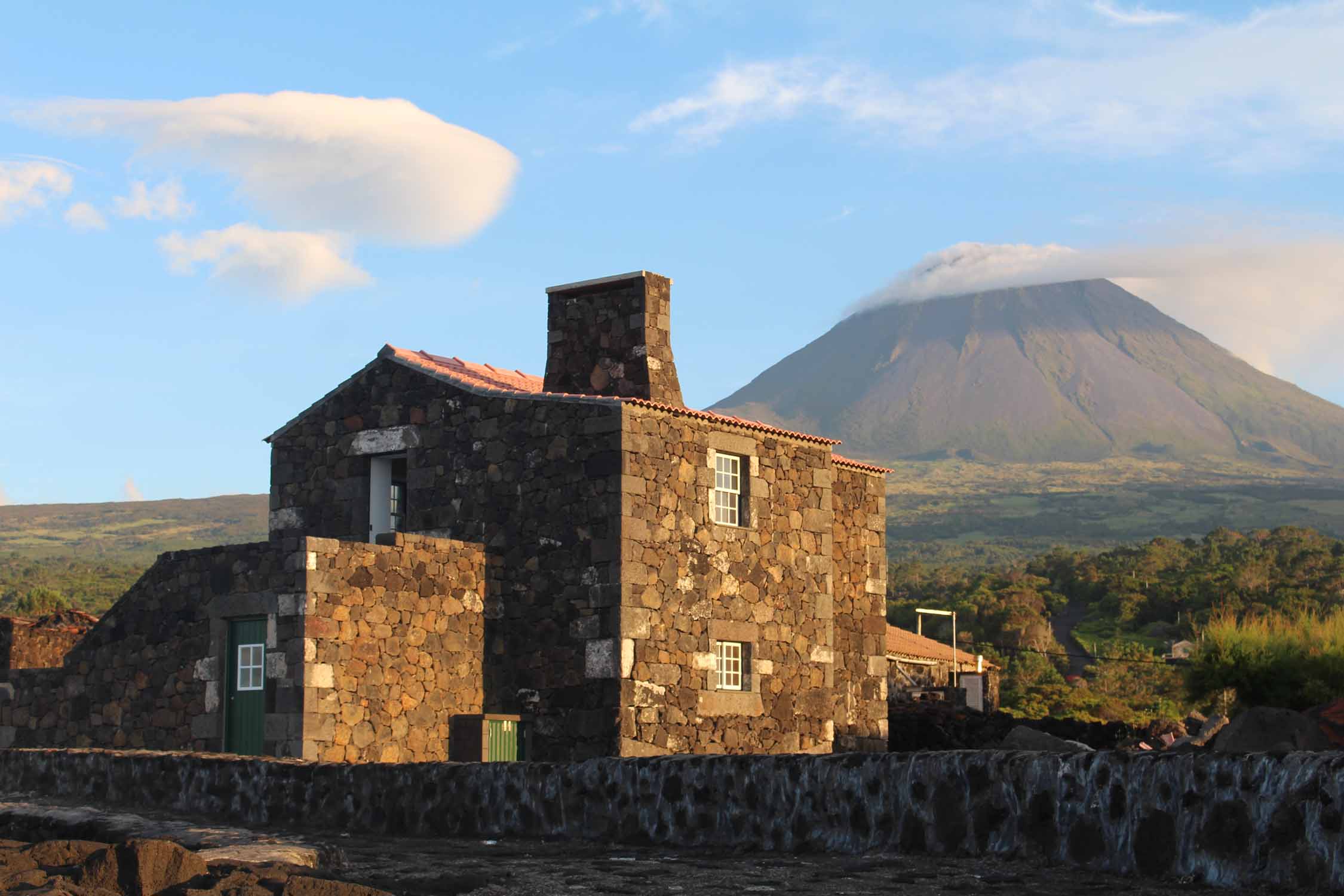 Açores, Île de Pico, maison typique, volcan de Pico