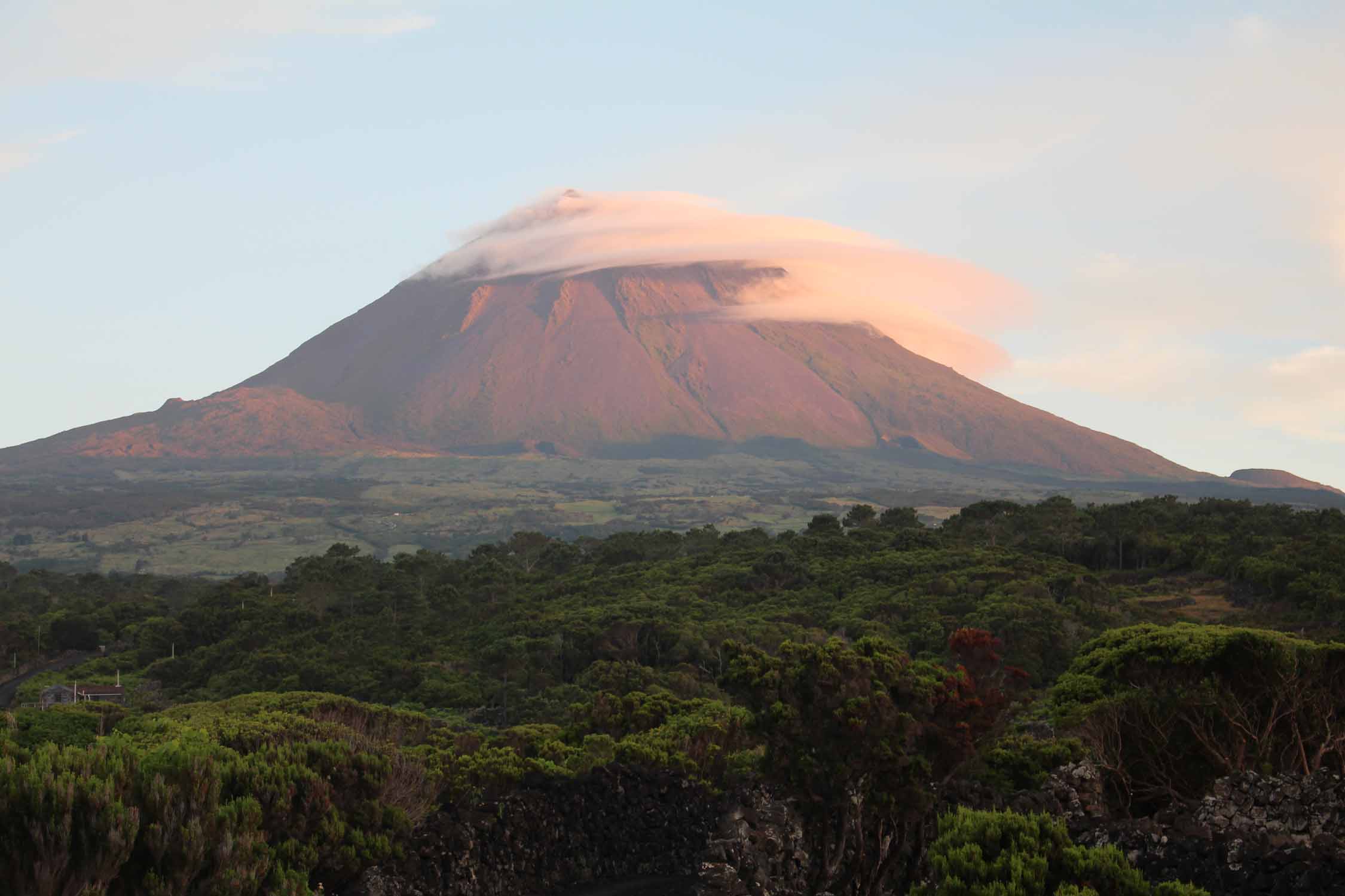 Açores, Île de Pico, volcan de Pico, coucher de soleil