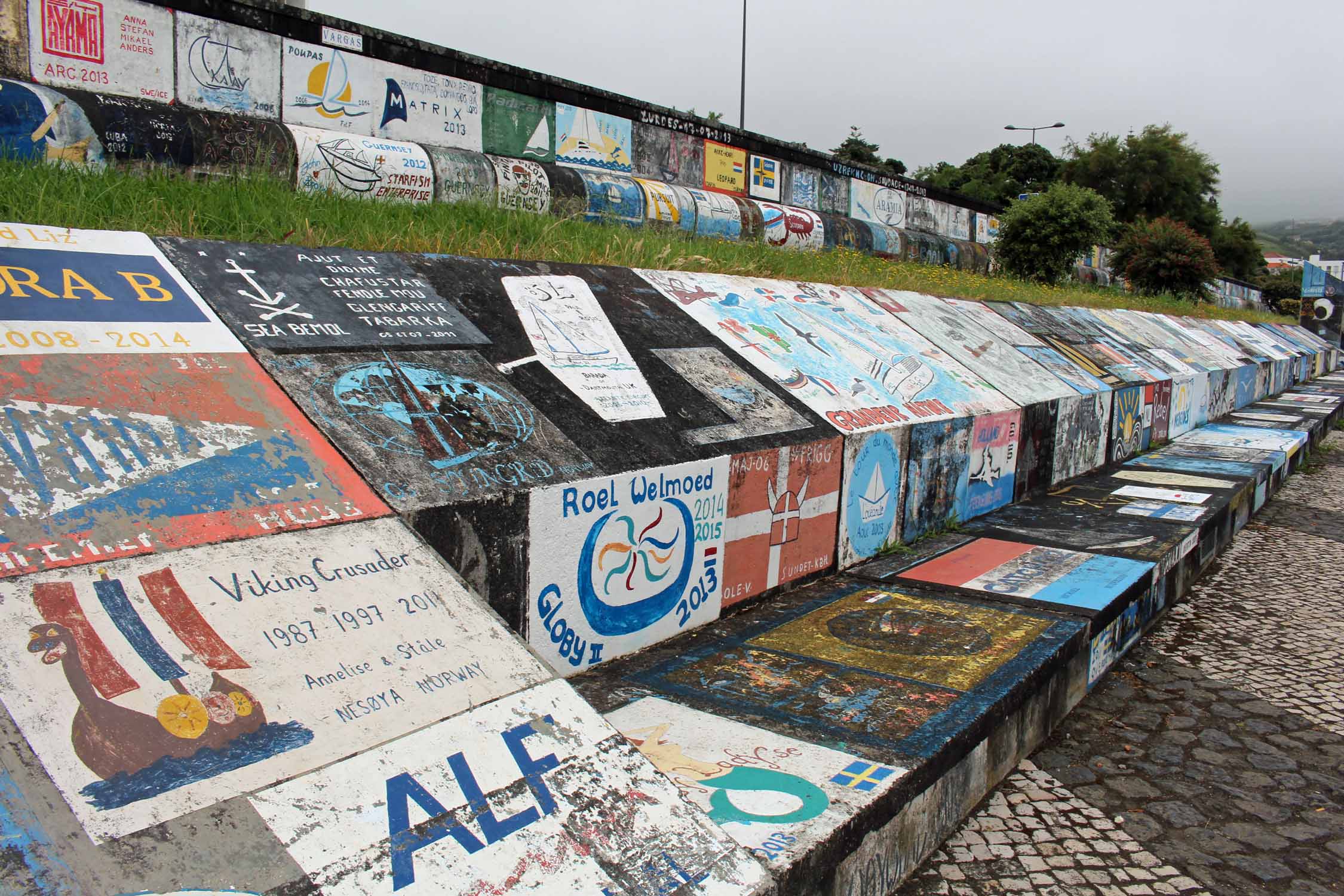 Les célèbres peintures du port de Horta, île de Faial