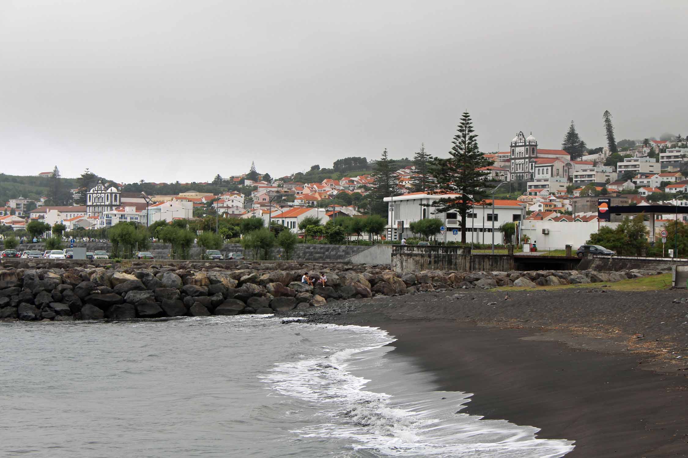 La plage de sable noir de Almoxarife sur l'île de Faial, Açores