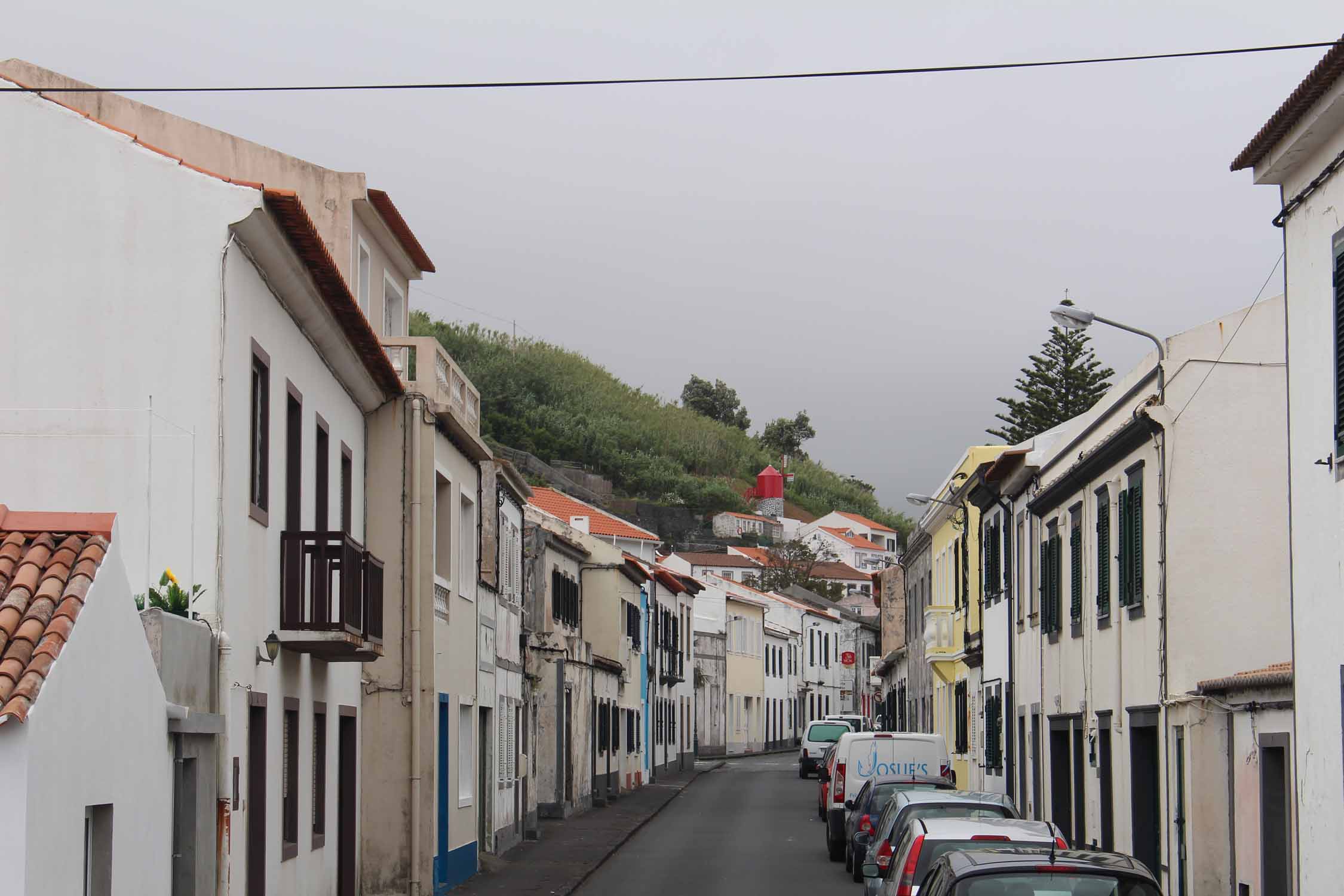 Une rue de Porto Pim à Horta sur l'île de Faial, Açores