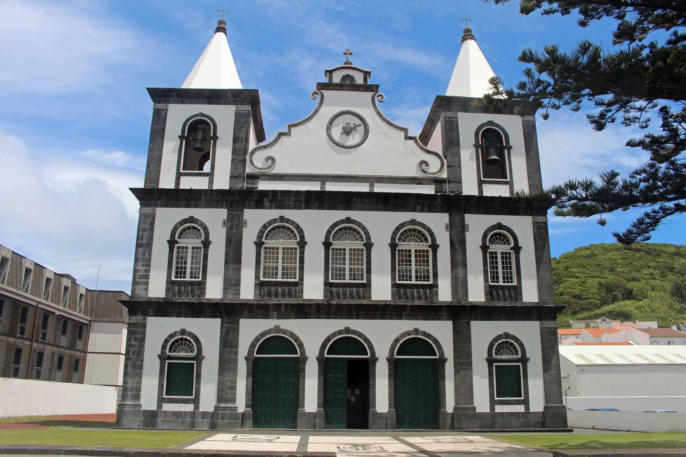 Une église de Porto Pim à Horta, île de Faial, Açores