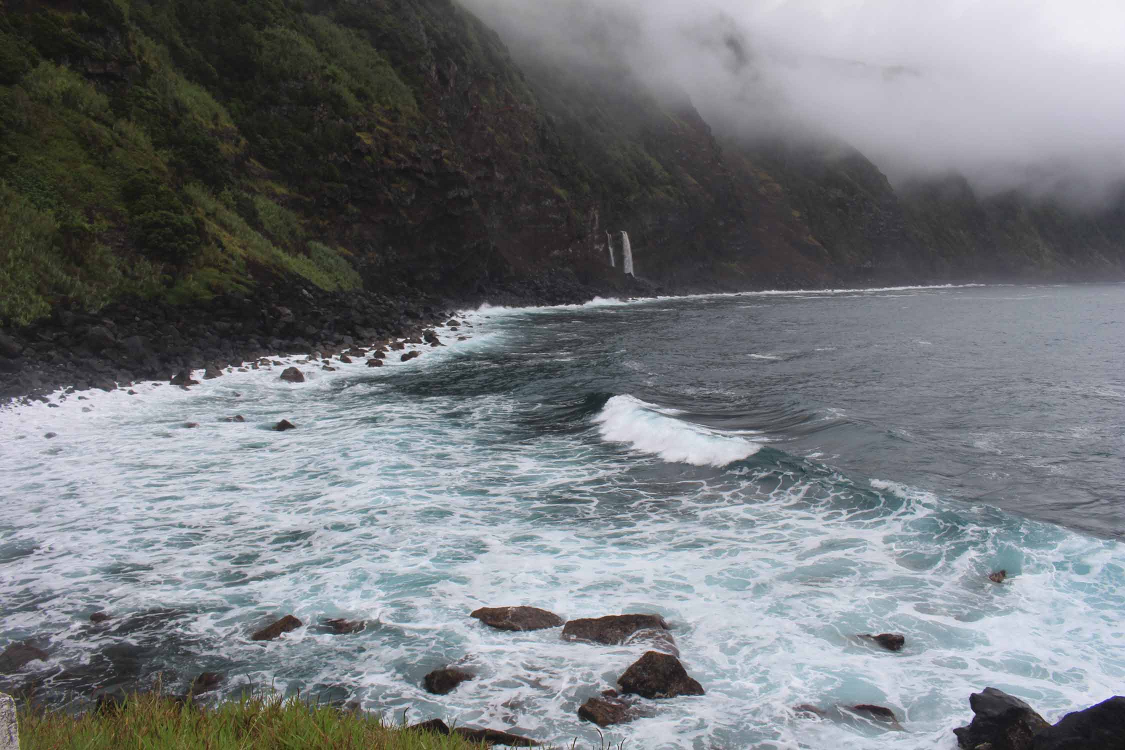 Les falaises de Varadouro sur l'île de Faial, Açores
