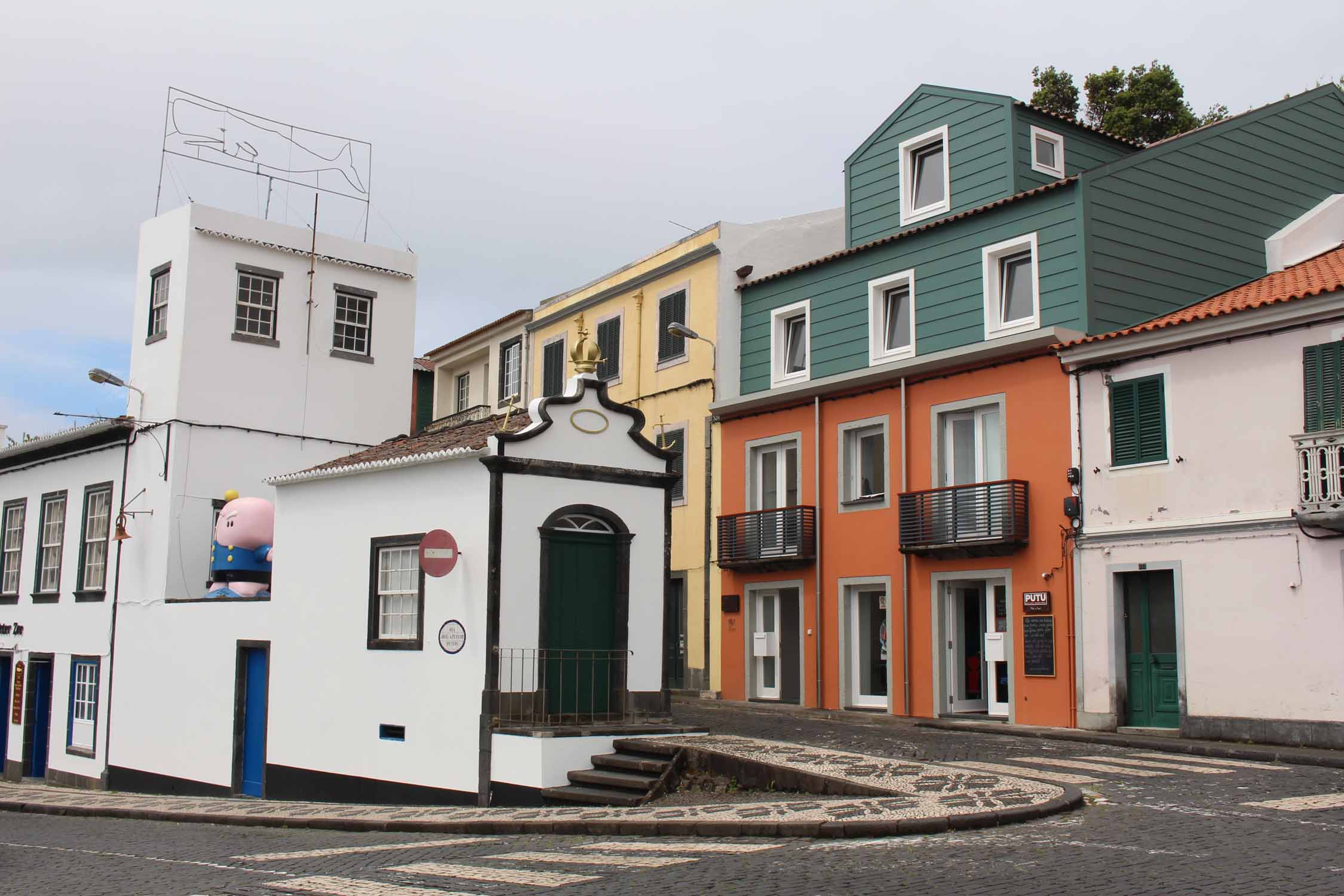 Açores, Île de Faial, Horta, maisons colorées