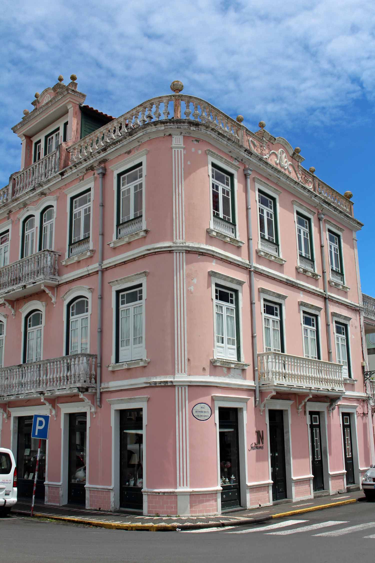 Une maison rose à Horta sur l'île de Faial, Açores