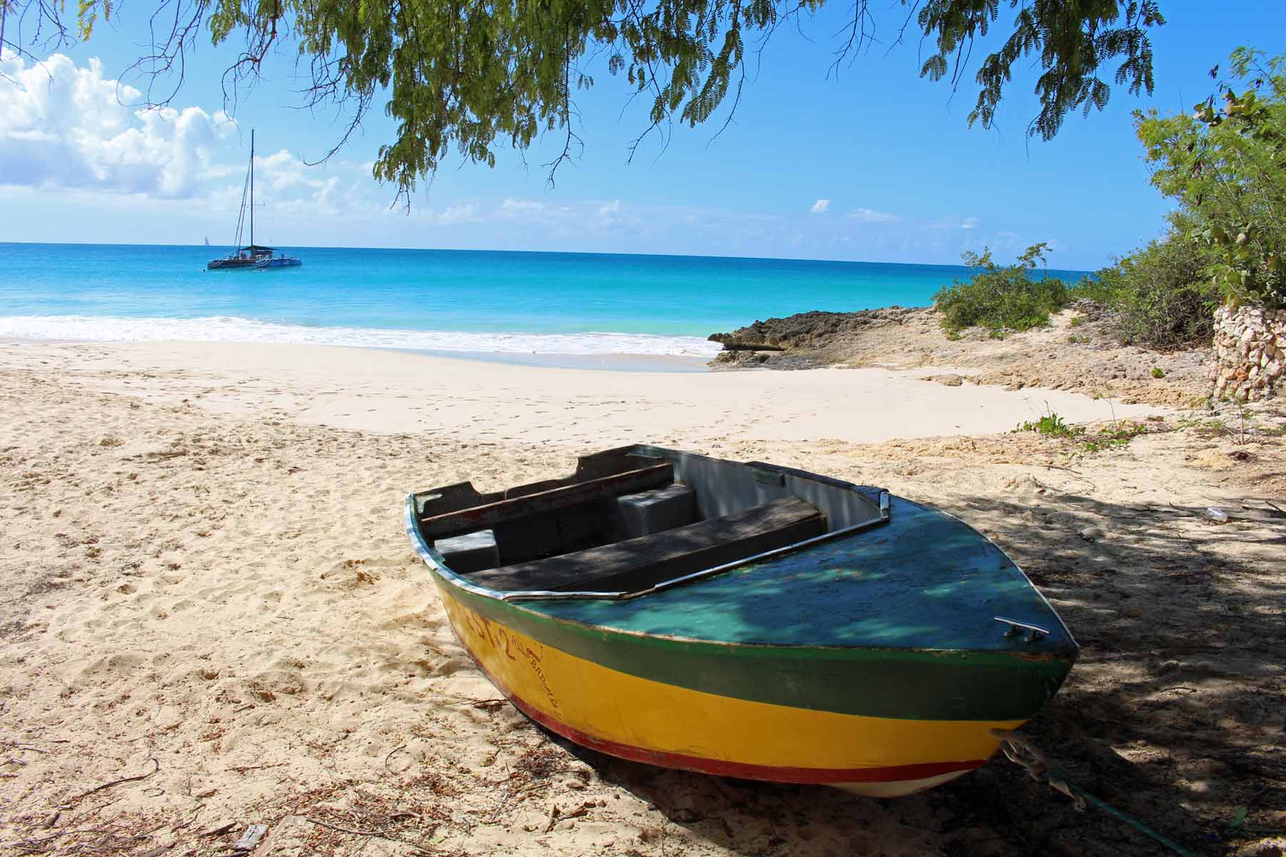 La mer et un bateau à Meads Bay, île d'Anguilla