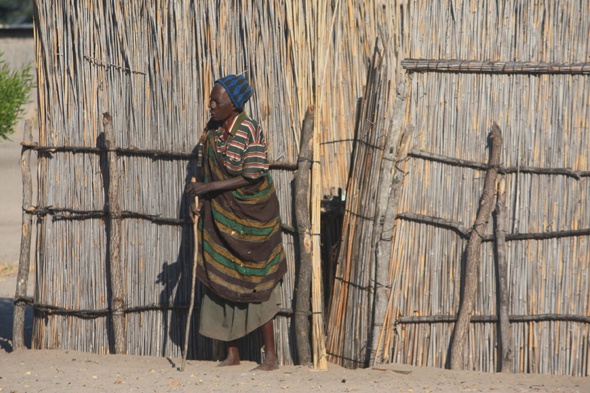 Une femme dans le village de Nguma