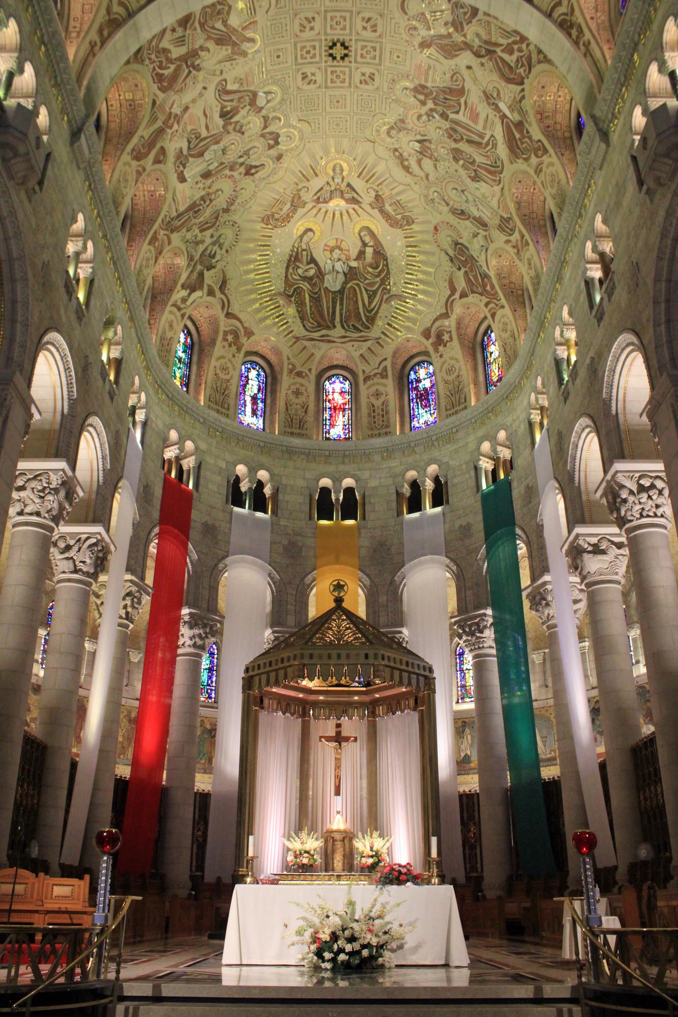 Basilique Sainte-Anne de Beaupré, nef