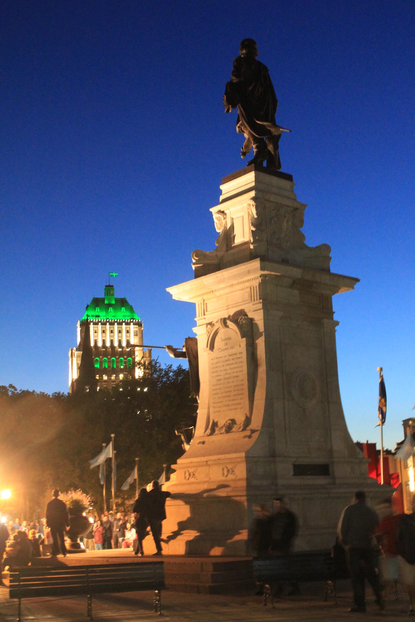 Québec ville, place d'Armes, nuit