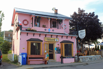 Maison rose &agrave; Tadoussac