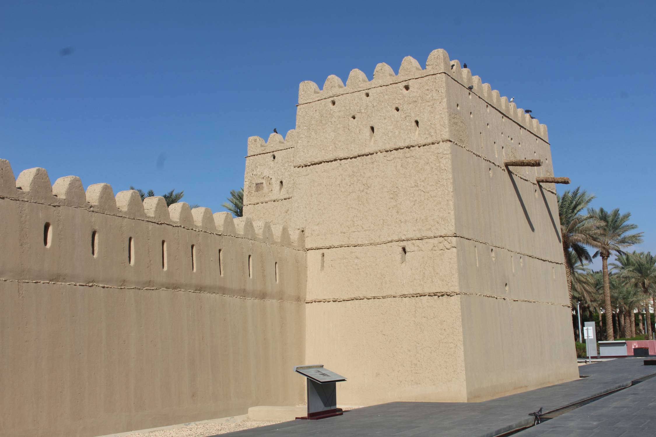 Al Ain, fort Muwaiji, muraille