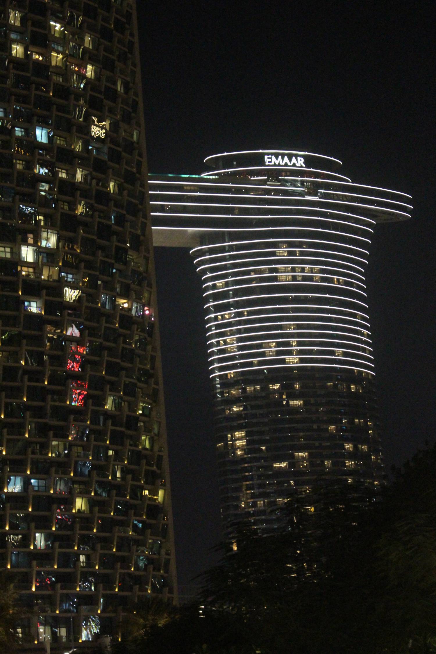 Duba&iuml;, tours Sky View, nuit