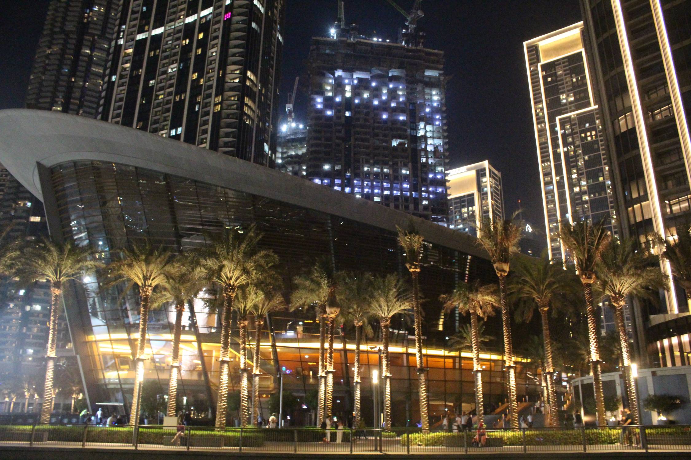 Duba&iuml;, Op&eacute;ra, nuit