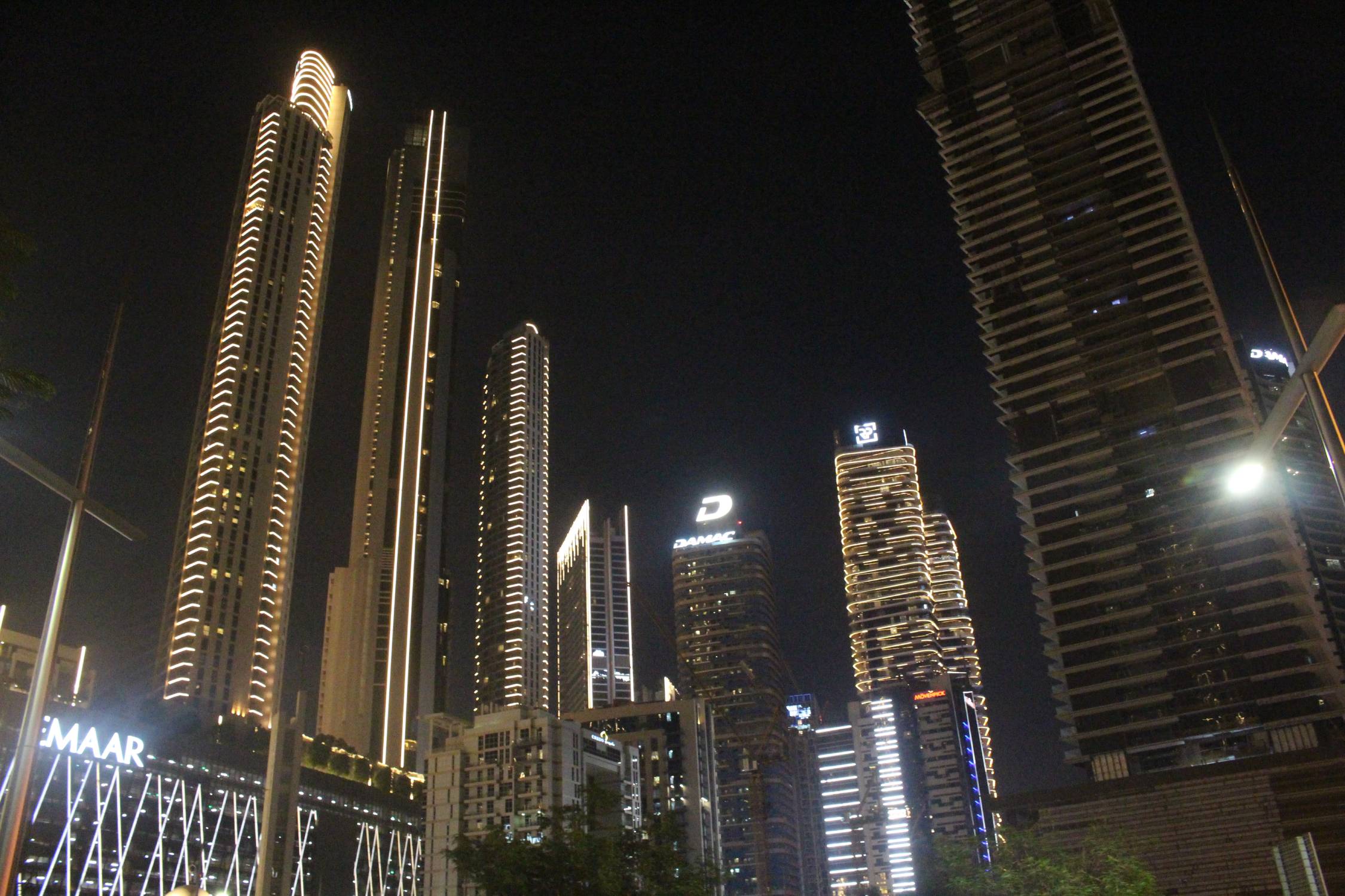 Duba&iuml;, tours &eacute;clair&eacute;es