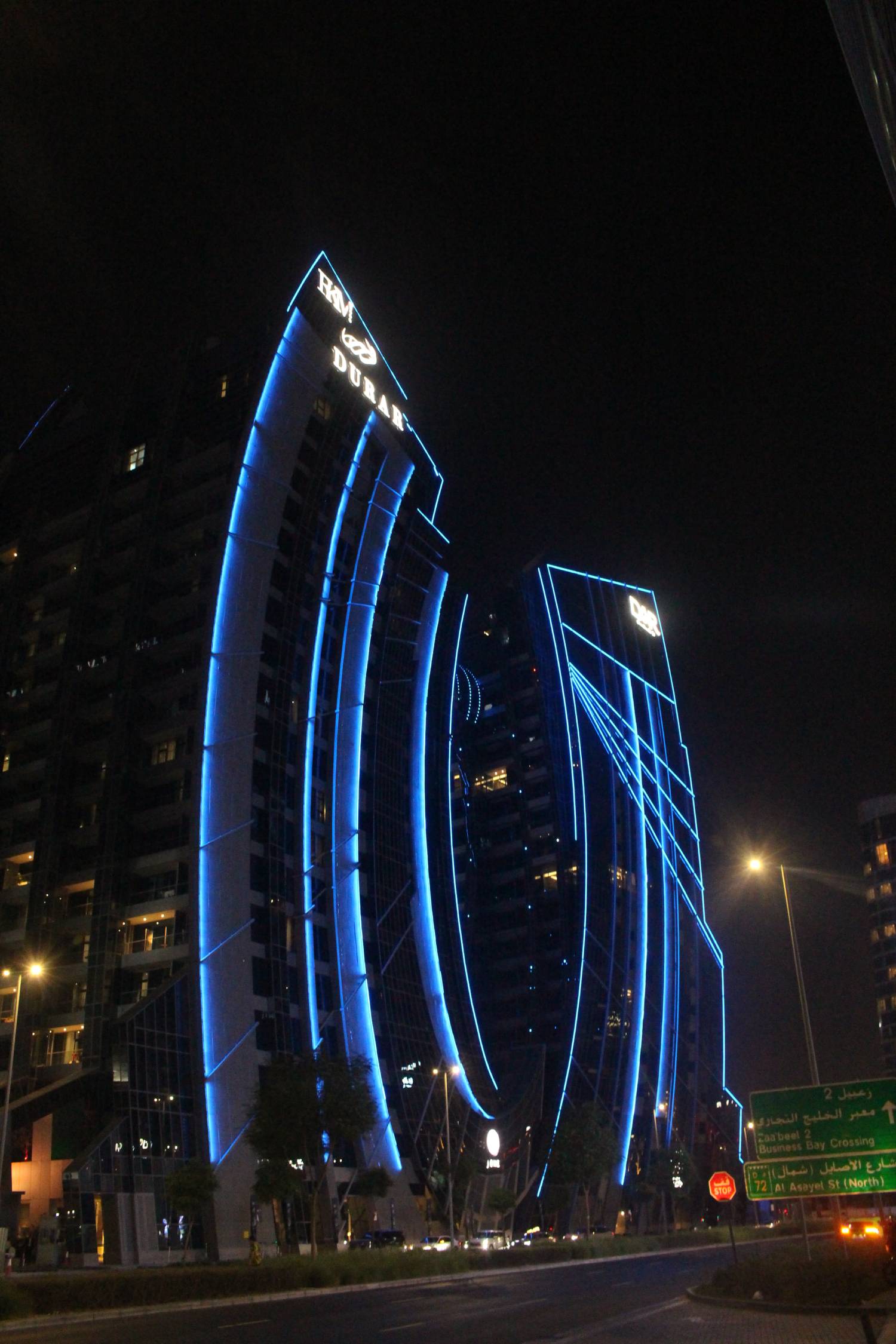 Duba&iuml;, tour J One, nuit