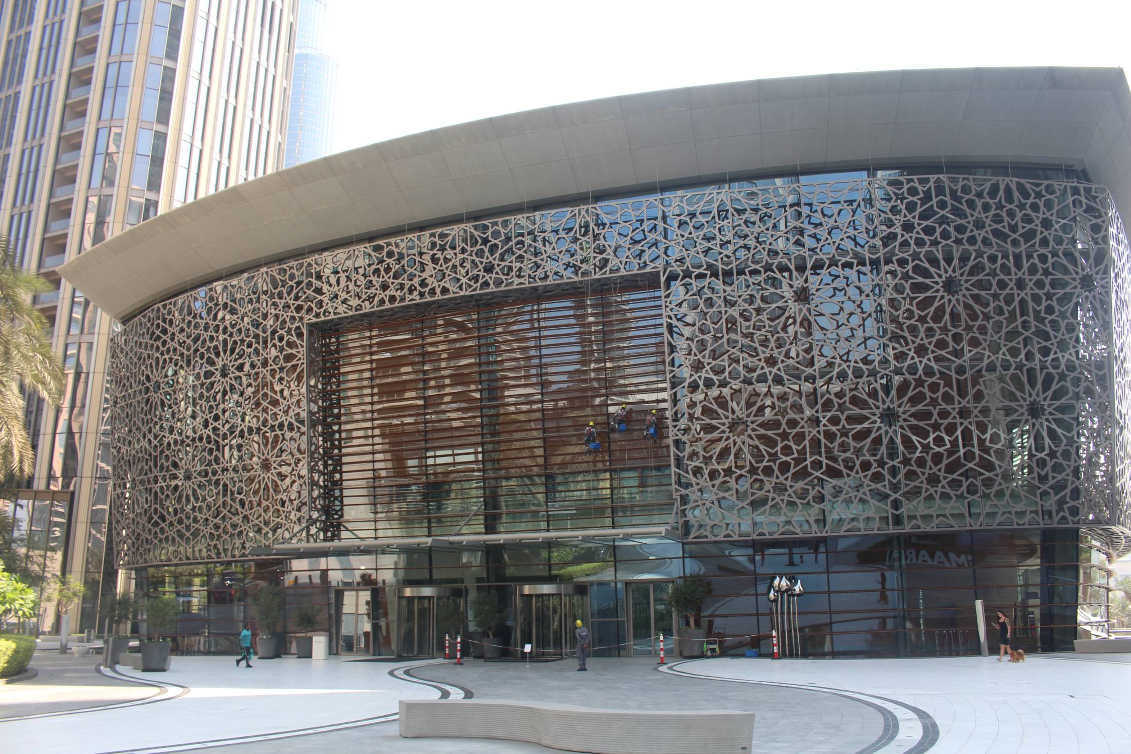 Duba&iuml;, Op&eacute;ra