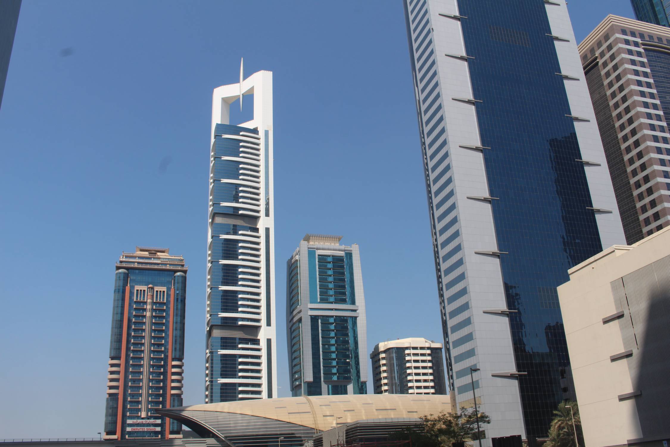 Duba&iuml;, tour Piano