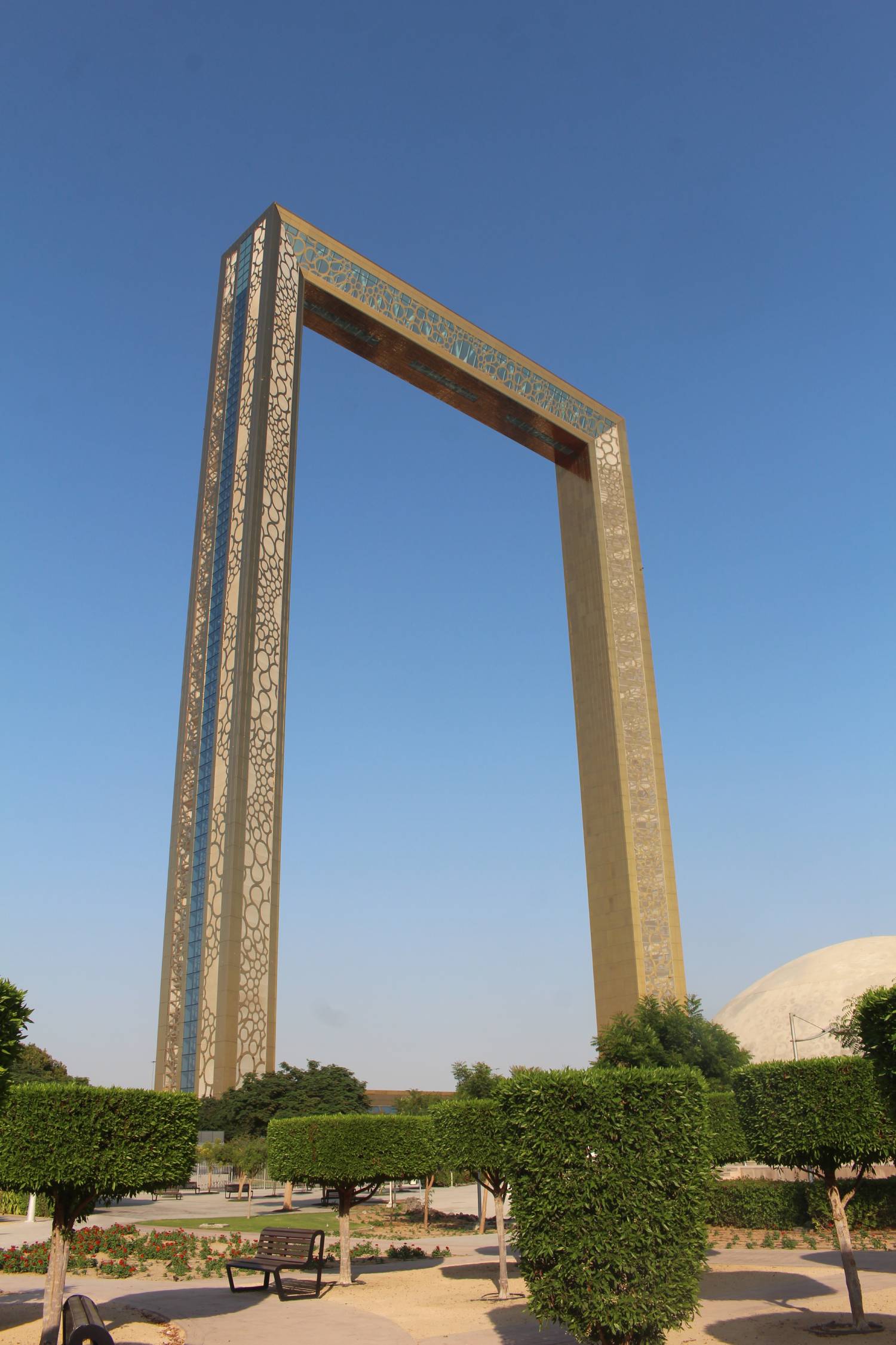Duba&iuml;, Frame