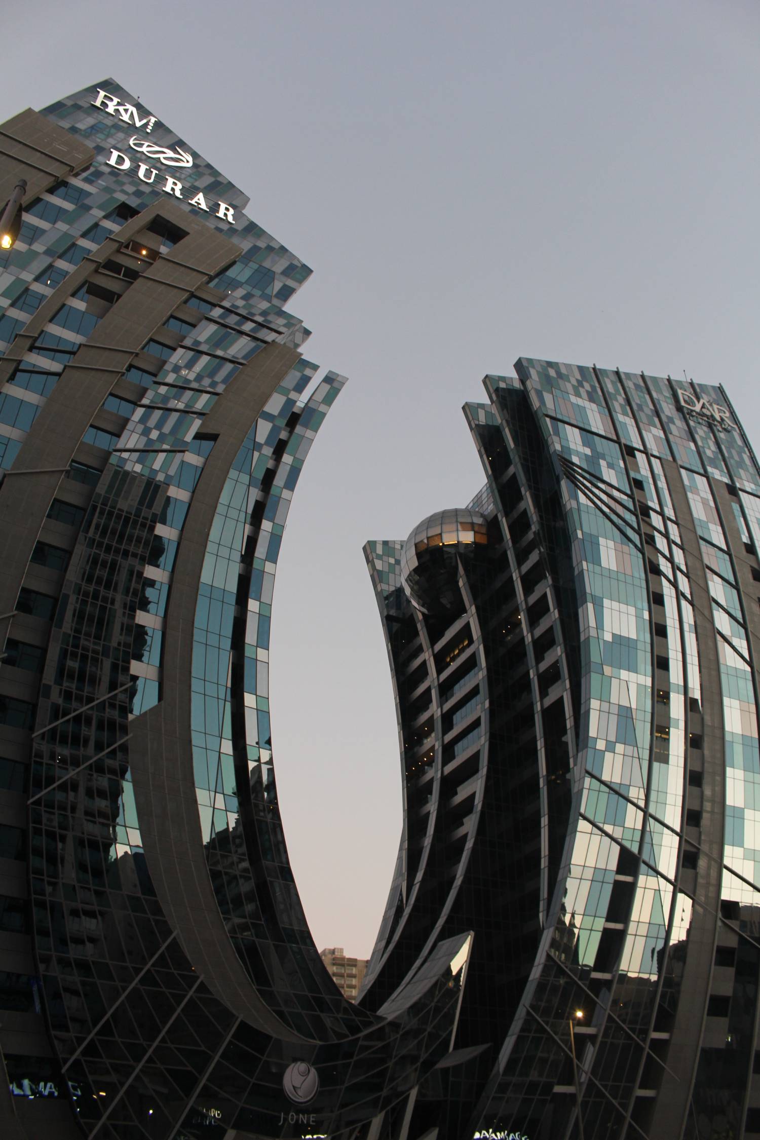 Duba&iuml;, tour J One