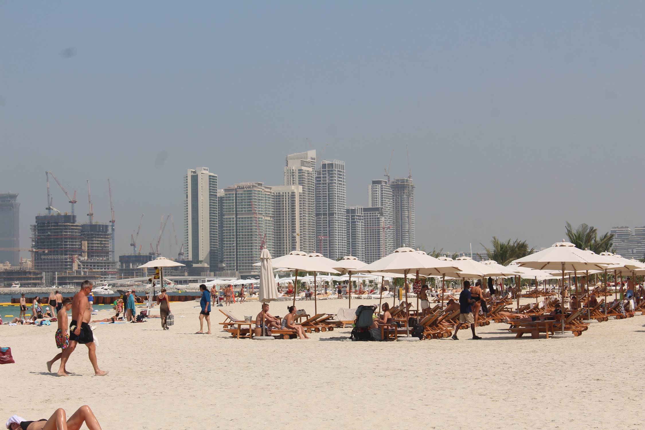 Duba&iuml; Marina, plage et parasols