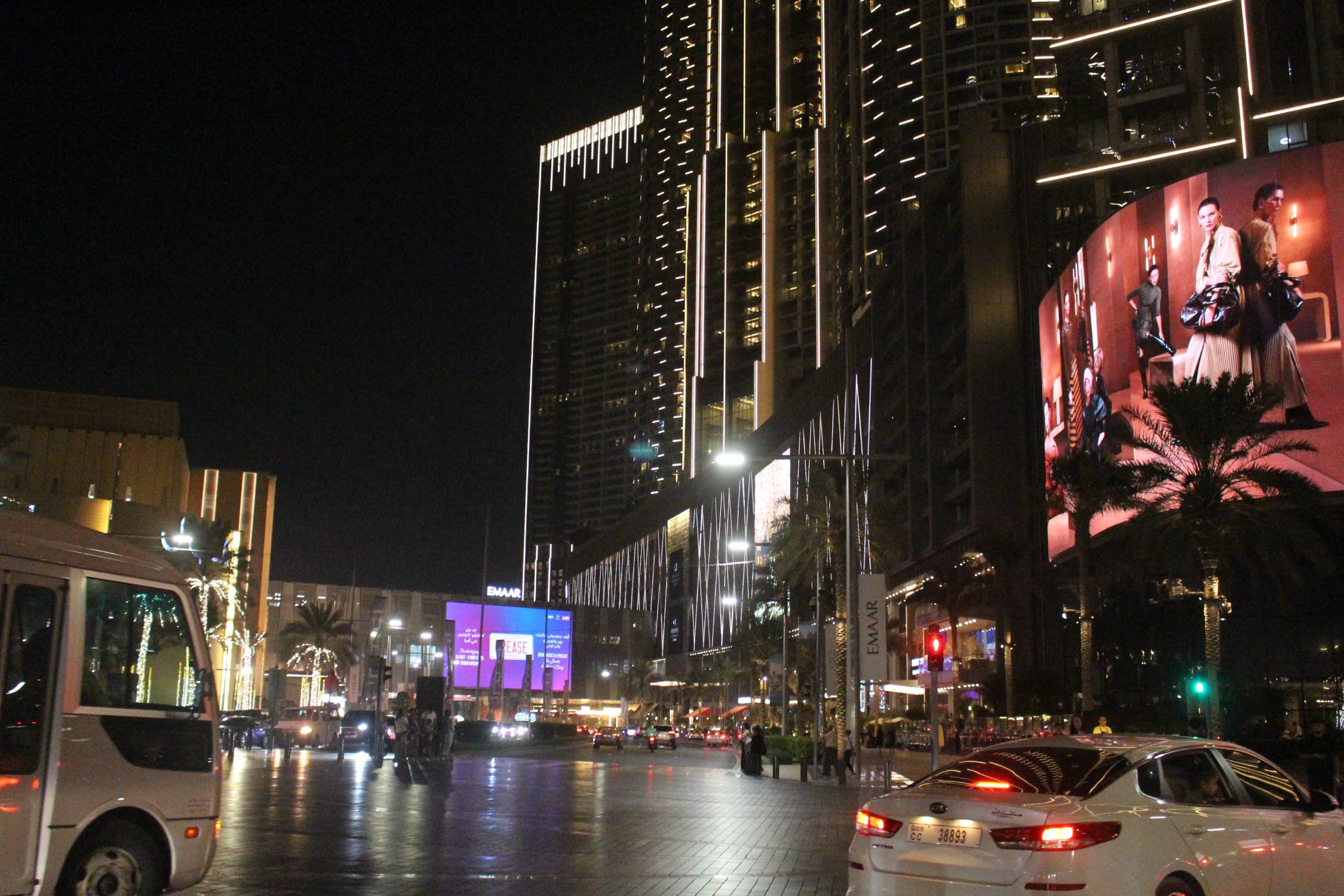 Duba&iuml;, rue Duba&iuml; fountain, nuit