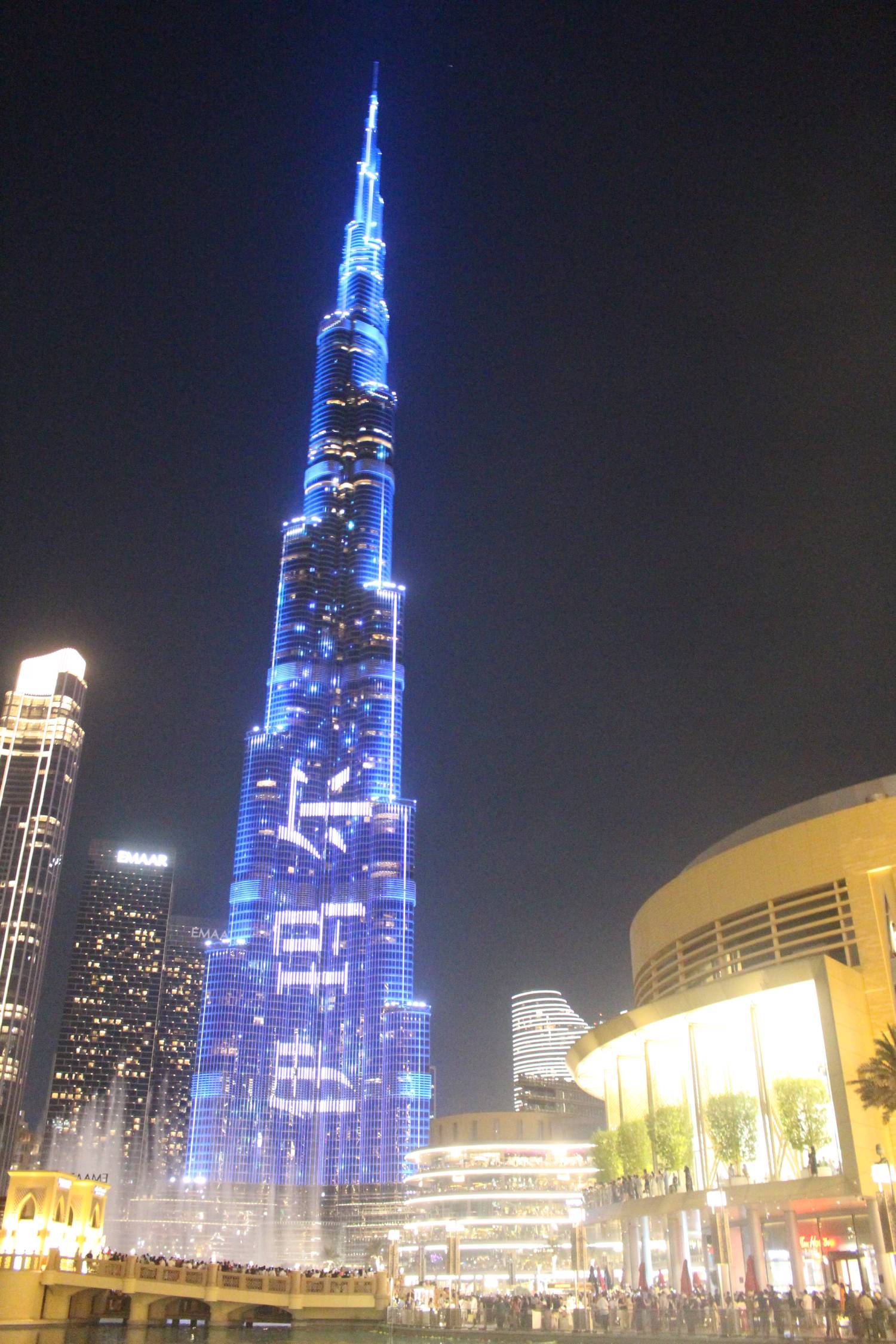 Duba&iuml;, tour Burj Khalifa, bleu