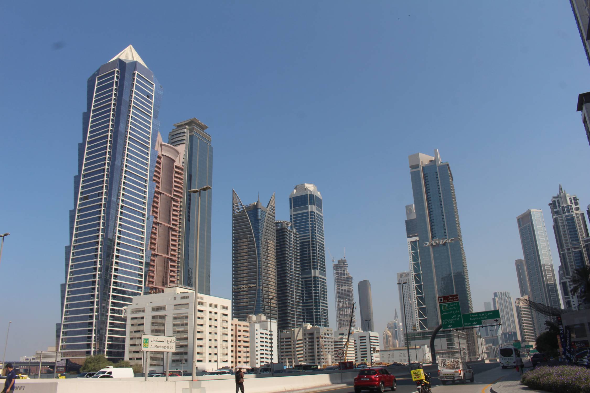 Duba&iuml;, tours rue Al Mustaqbal