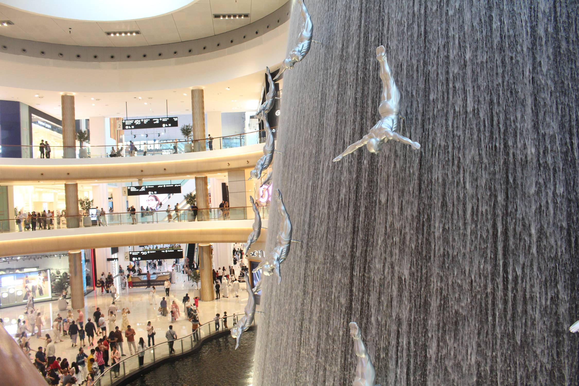 Duba&iuml; Mall, cascade