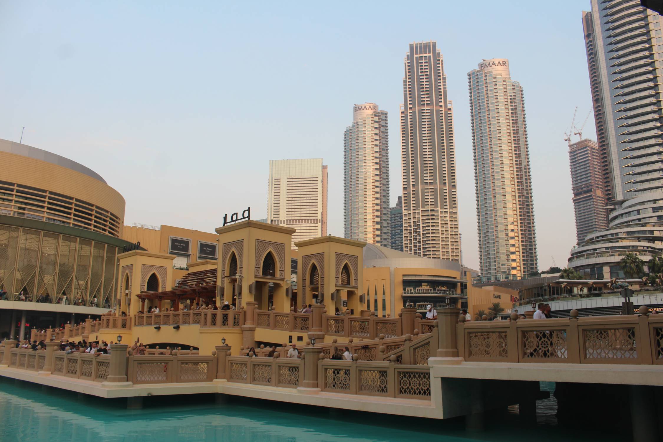 Duba&iuml;, lac Burj Khalifa, le soir
