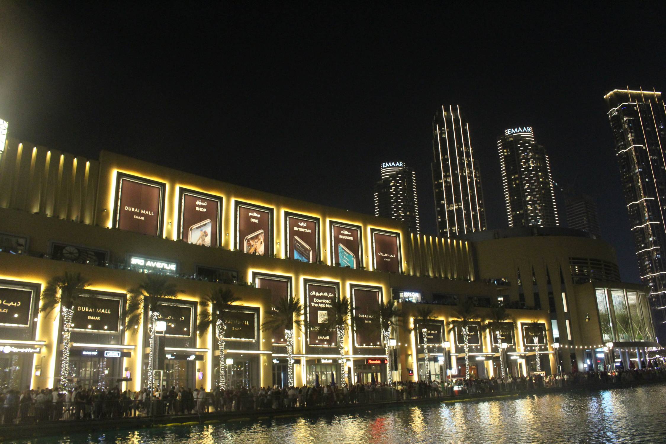 Duba&iuml;, lac Burj Khalifa, la nuit