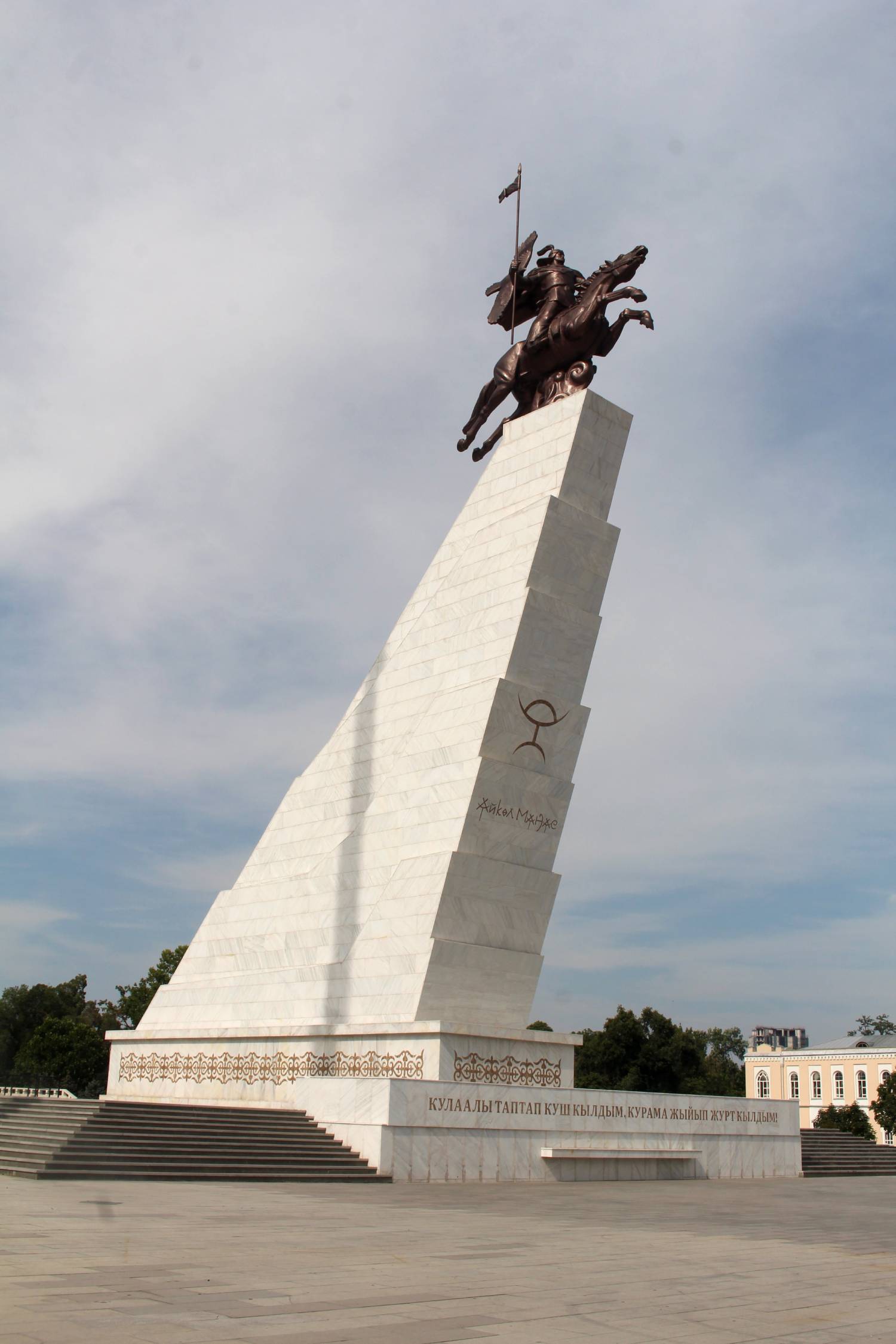 Bichkek, statue Aikol Manas