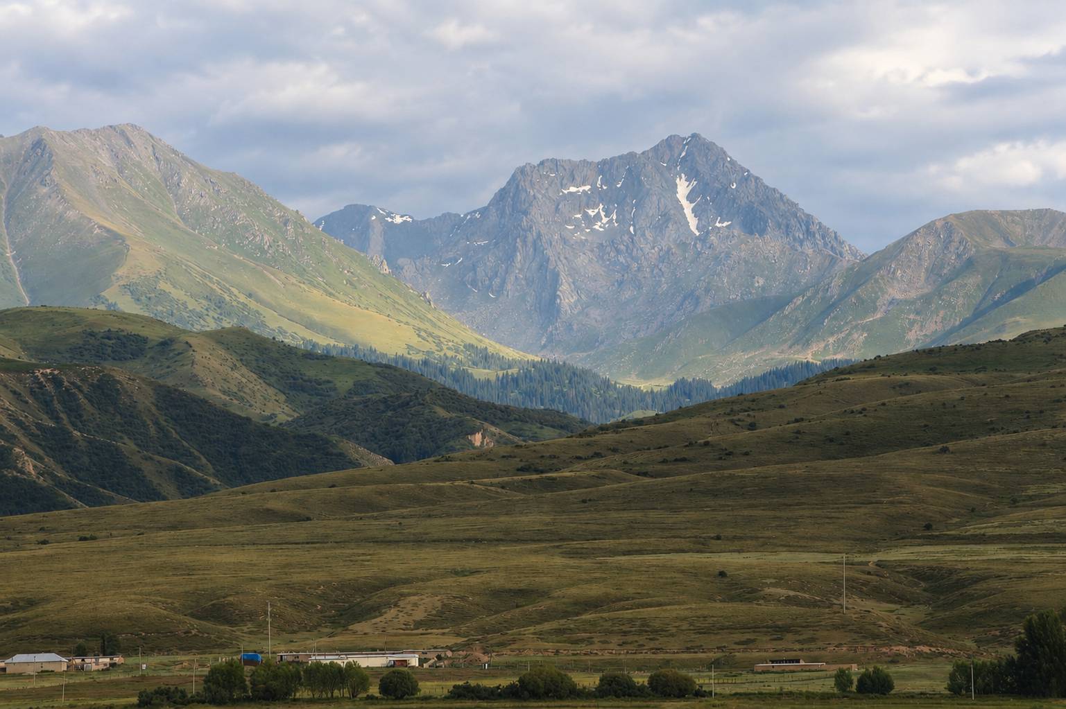 Jeti-&Ouml;g&uuml;z, Ala-Too, montagnes
