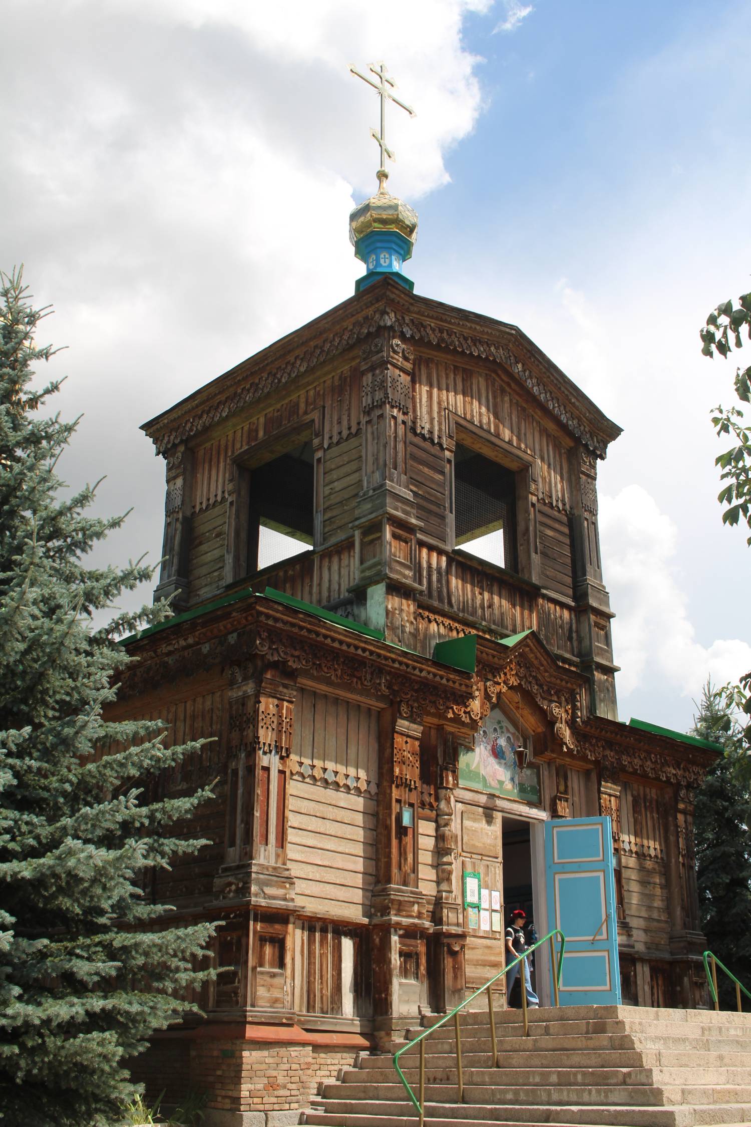 Karakol, cath&eacute;drale Sainte-Trinit&eacute;, entr&eacute;e