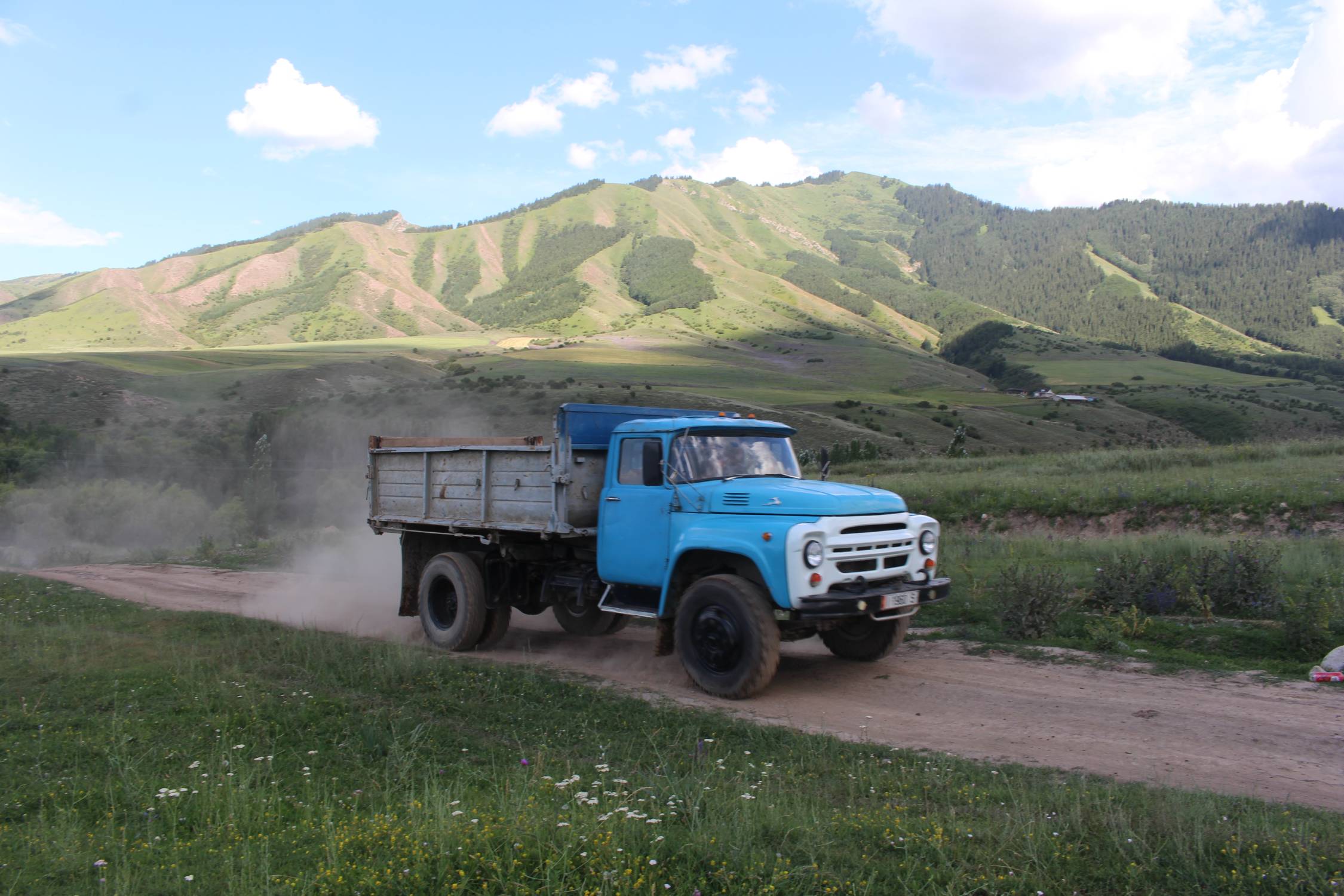 Karakol, Altyn-Arashan, camion