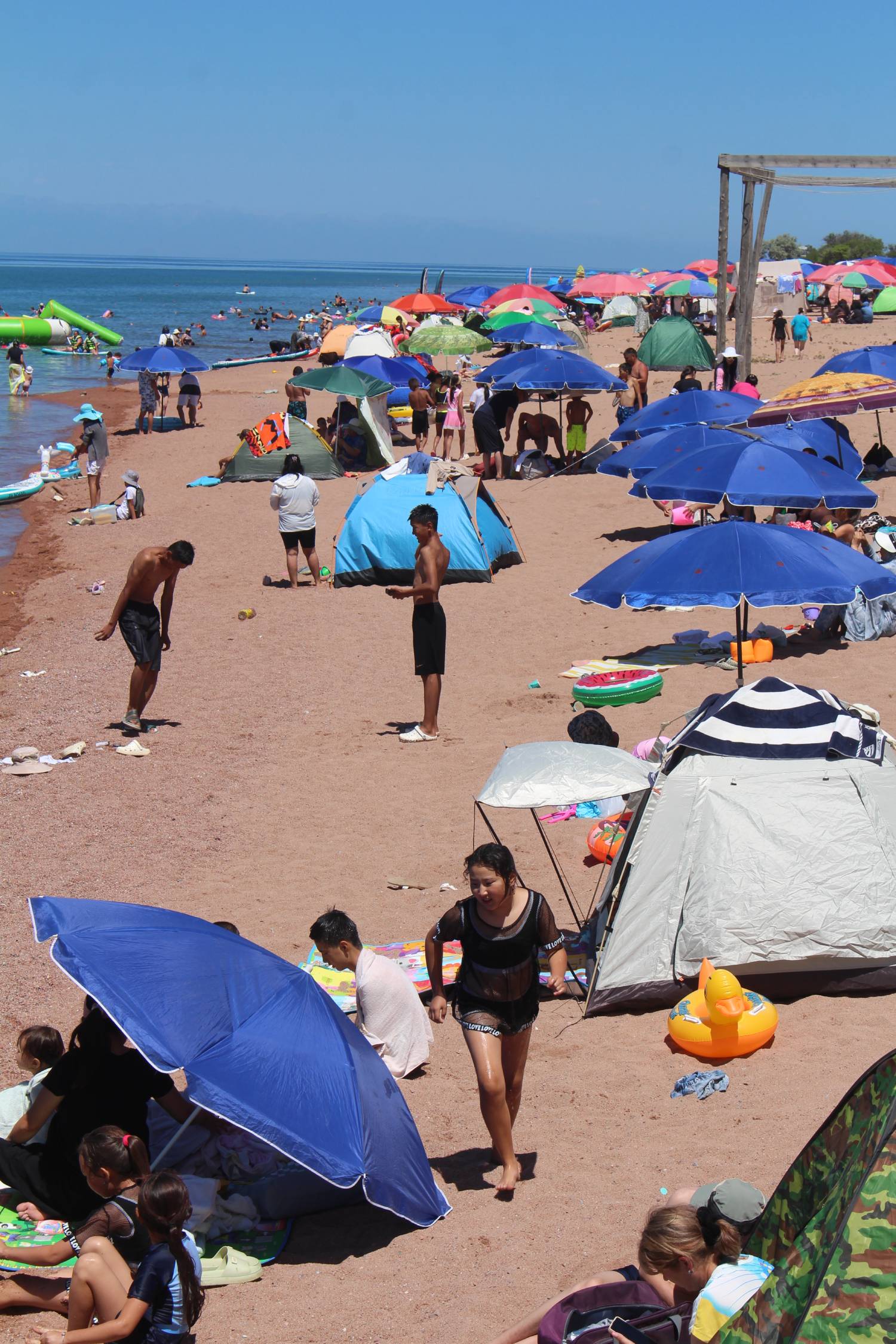 Bokonbaevo, plage, parasols
