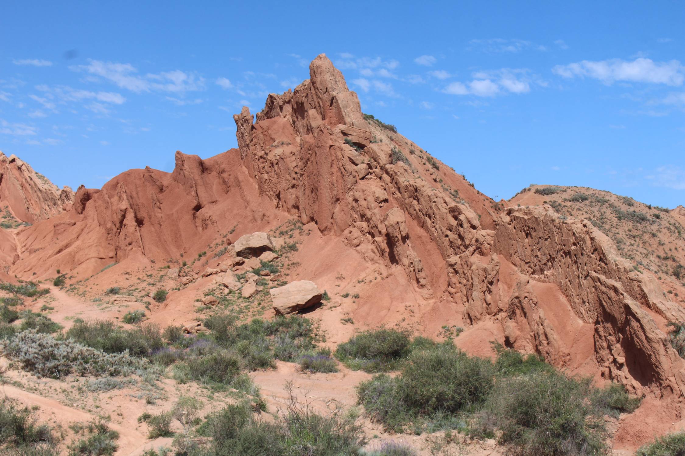 Skazka, rochers rouges