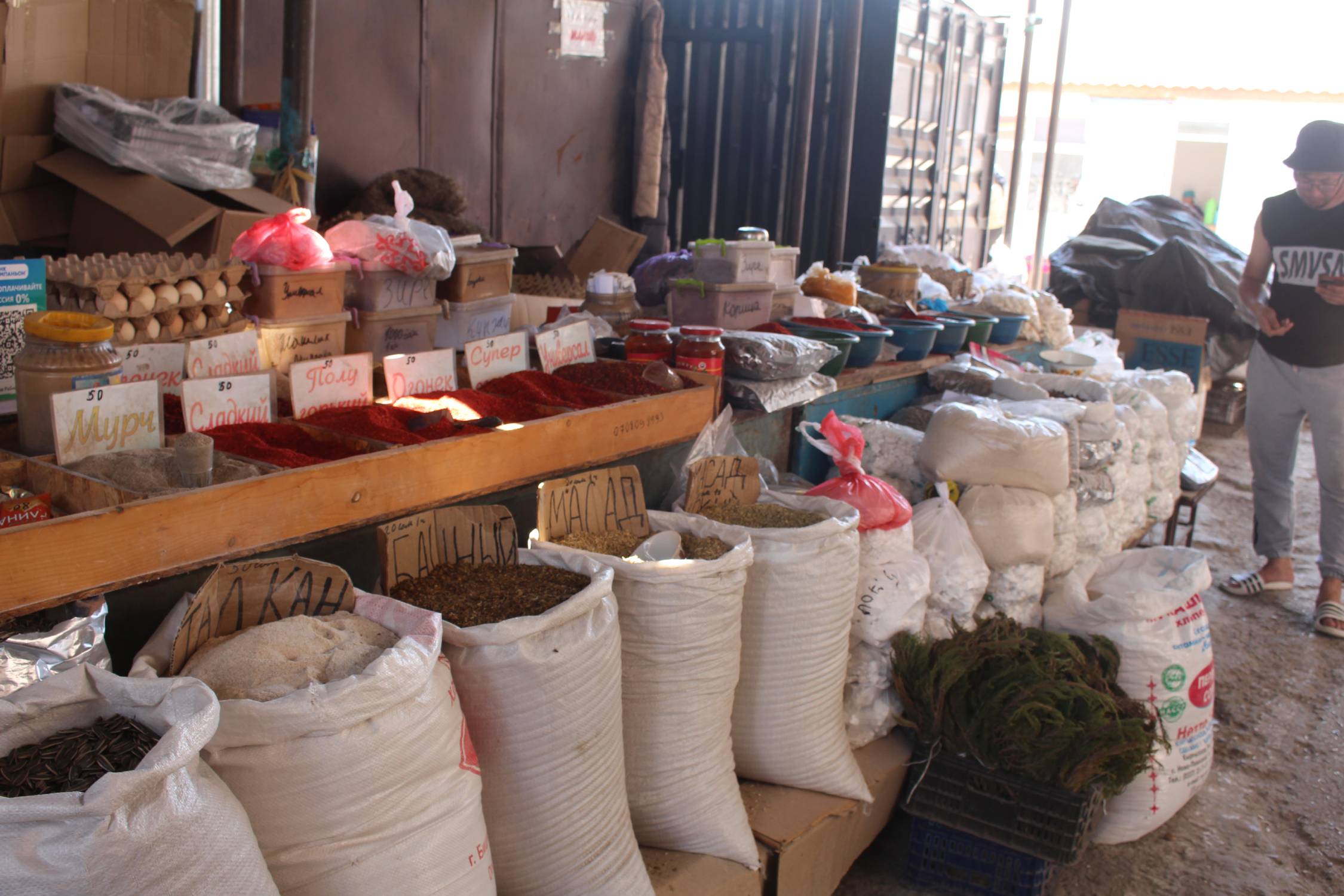 Kochkor, bazar, &eacute;pices