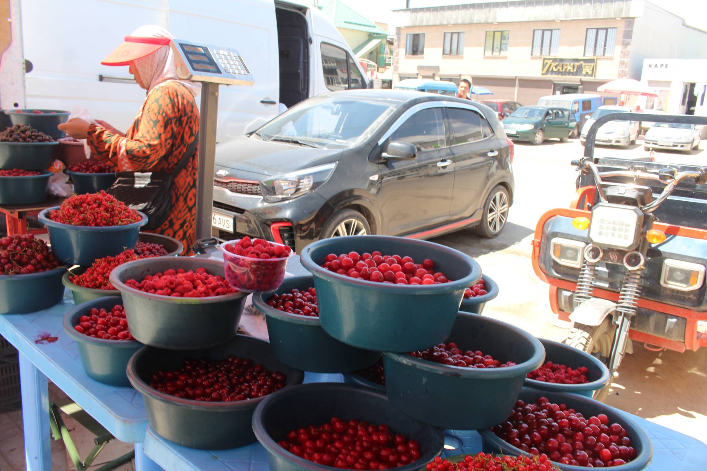 Kochkor, bazar, fruits rouges