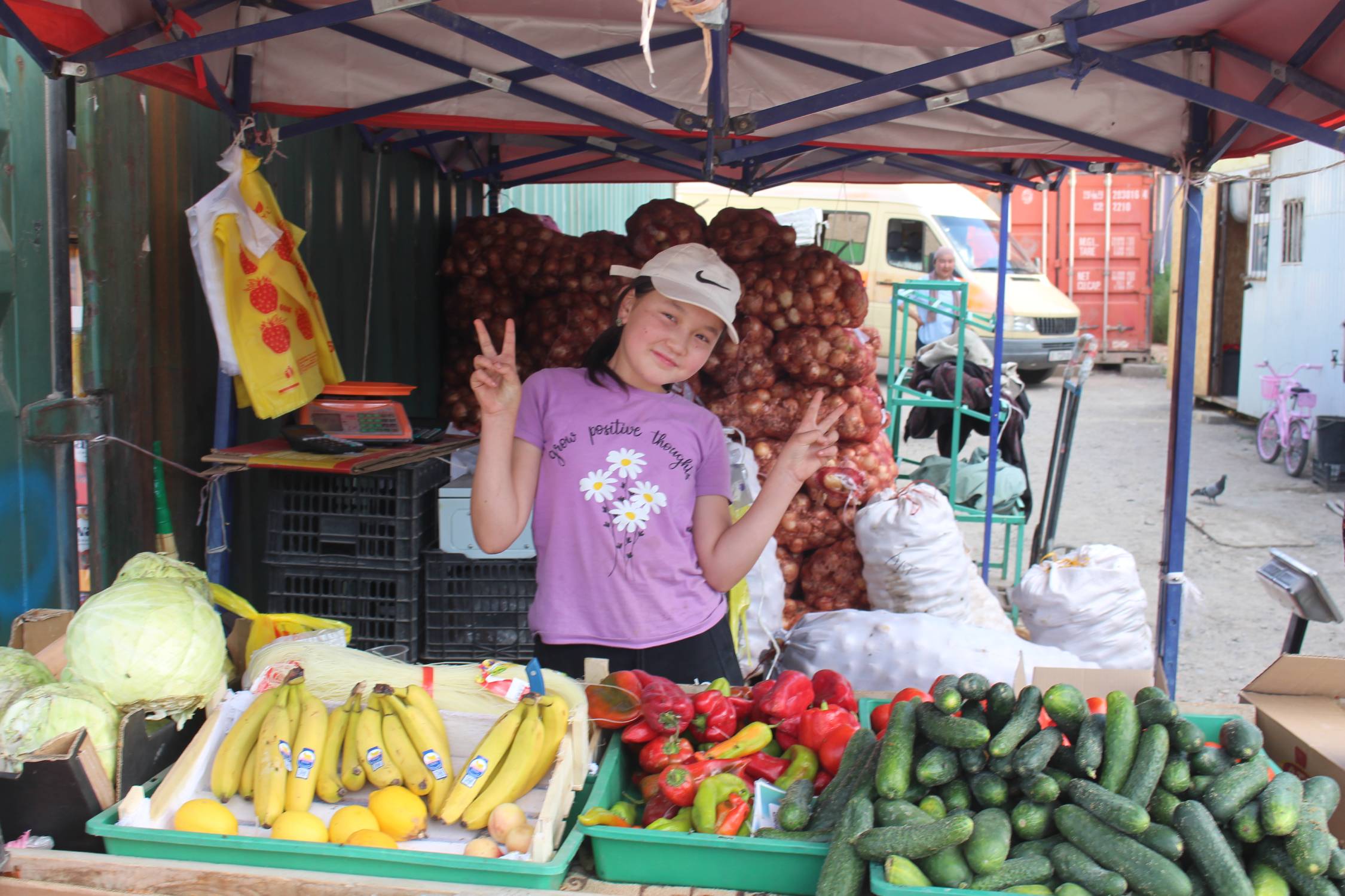 Naryn, bazar, jeune marchande