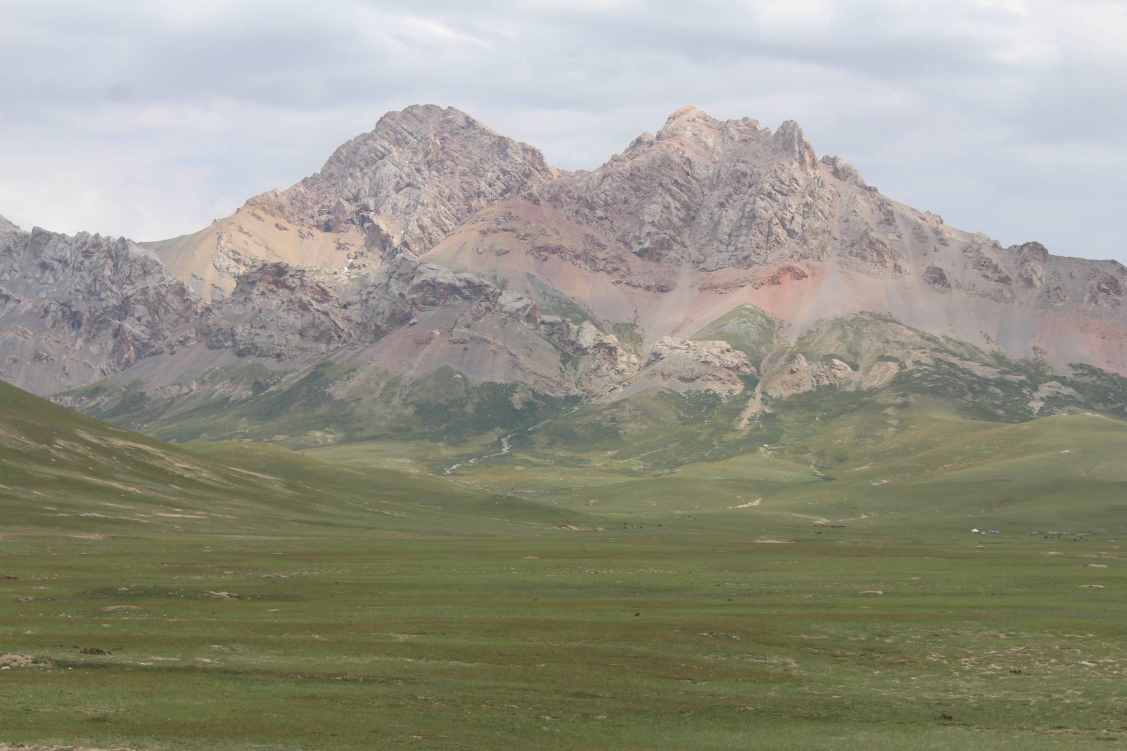 Col de Torugart, montagnes rouges