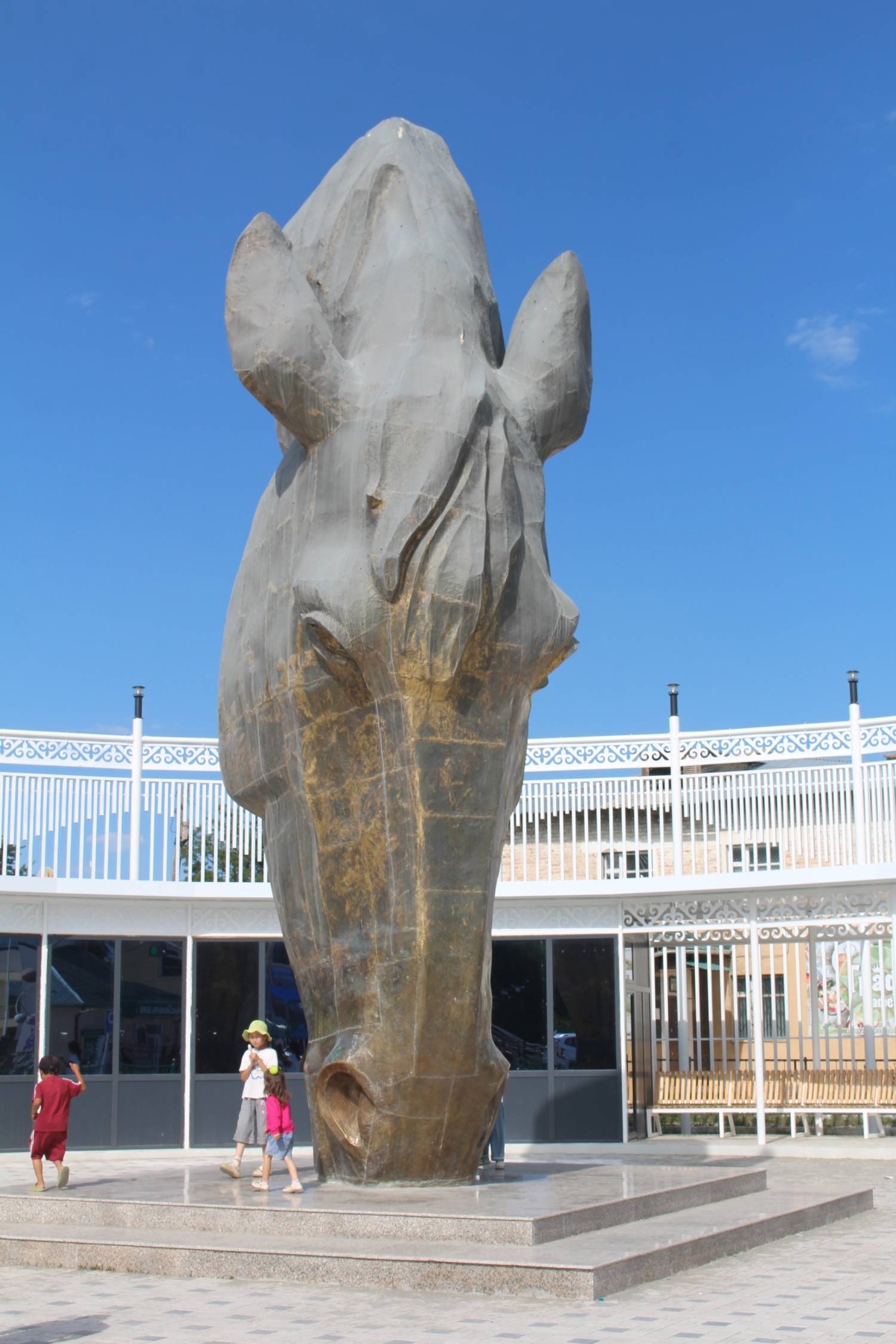 Naryn, statue T&ecirc;te de cheval