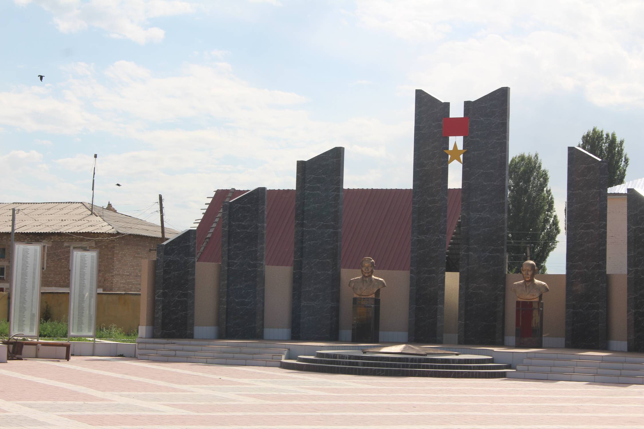 Naryn, m&eacute;morial Arm&eacute;e rouge
