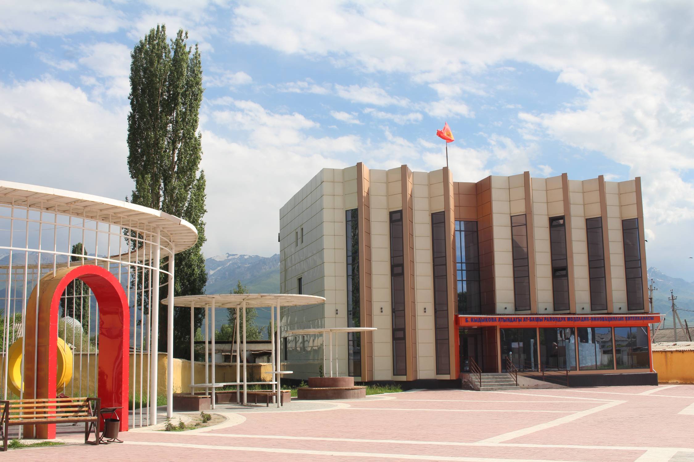 Naryn, b&acirc;timent