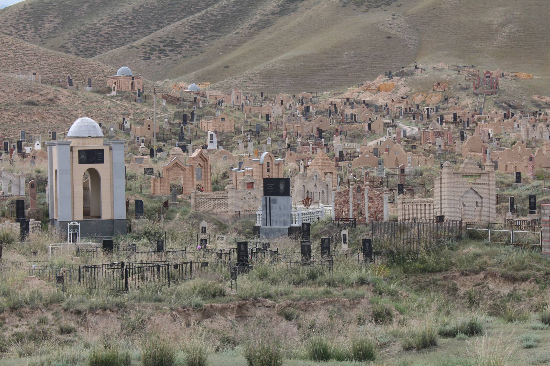 Naryn, cimeti&egrave;re