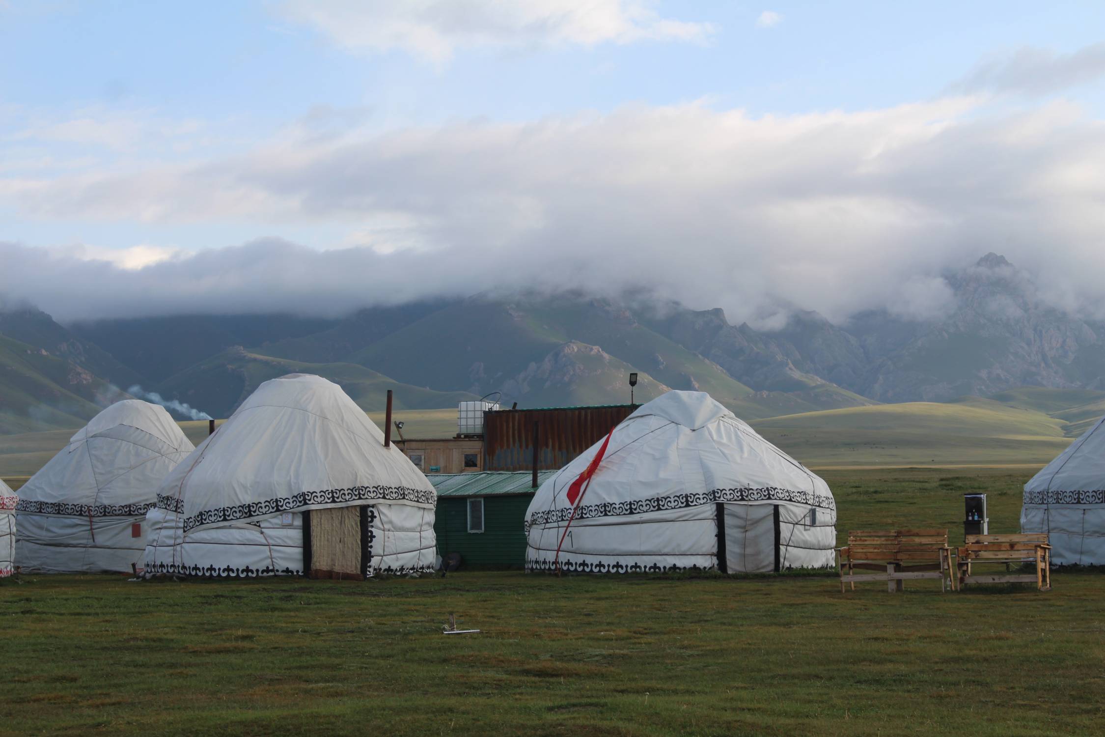 Camp de yourtes, lac Son-Koul