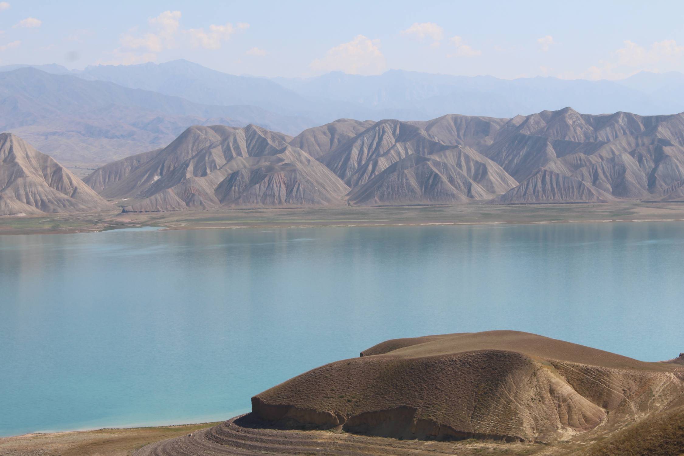 Lac de Toktogoul, montagnes