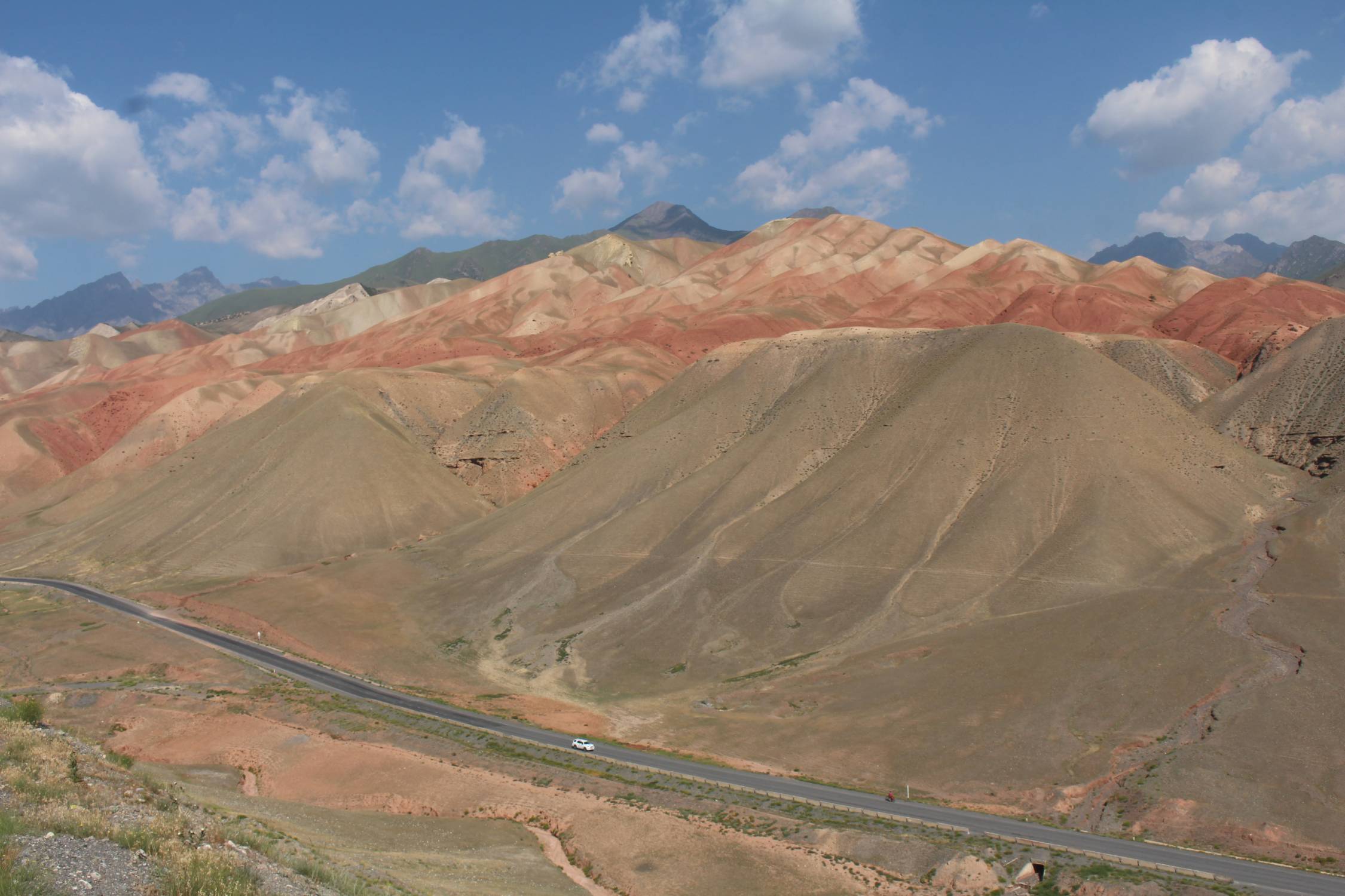 Col de Taldyk Ashuu, montagnes color&eacute;es