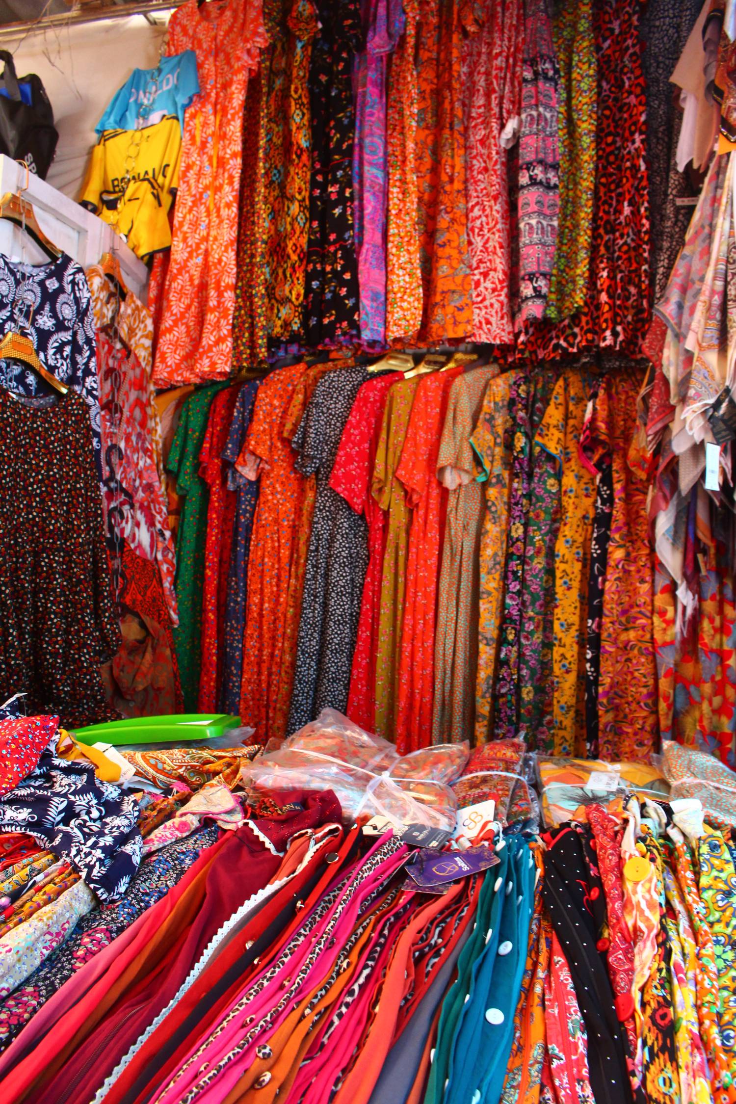 Uzgen, bazar, tissus color&eacute;s