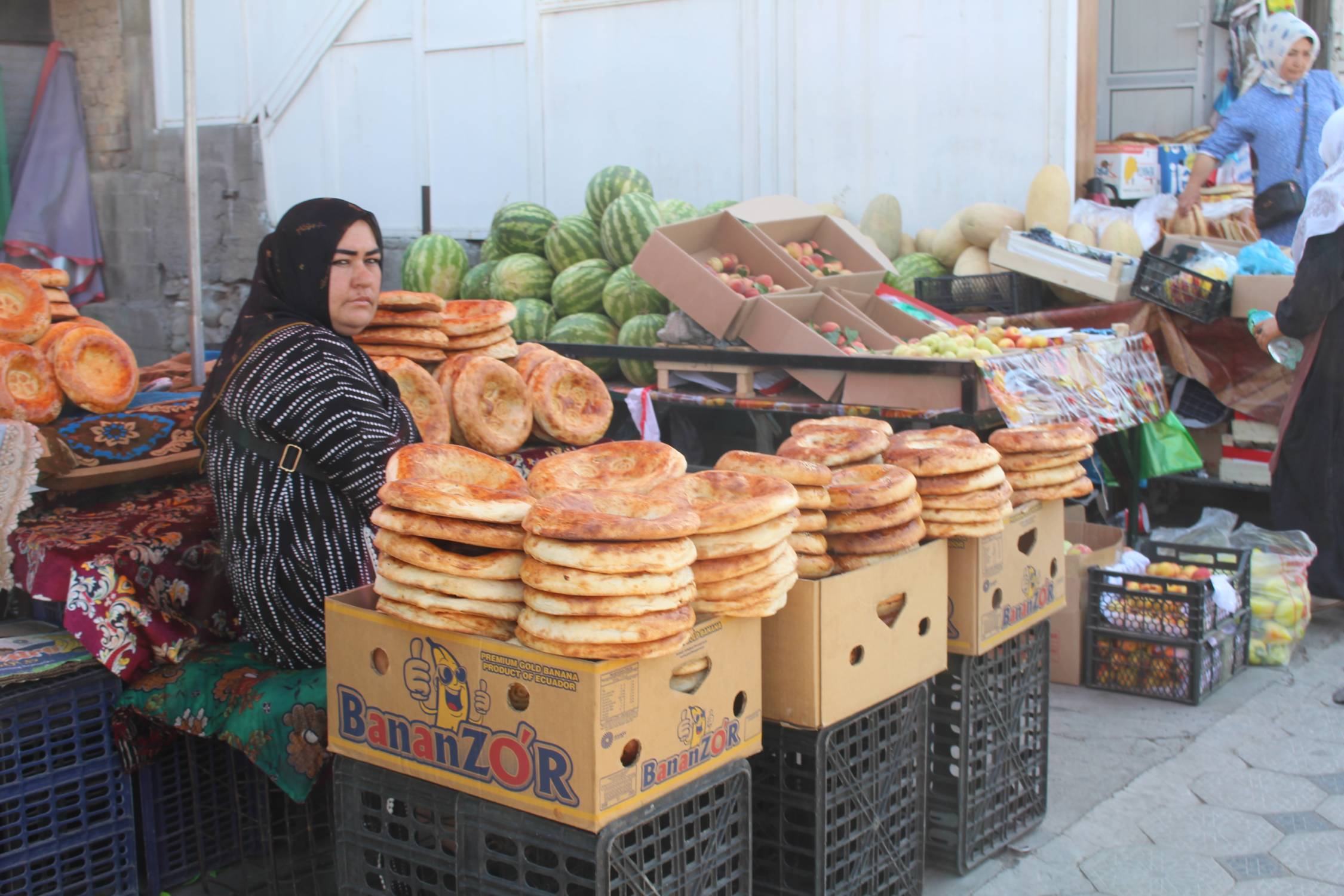Uzgen, bazar, marchande de pains